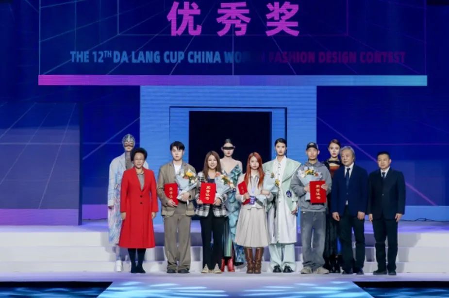 &ldquo;元音#東方&rdquo;第十二屆&ldquo;大浪杯&rdquo;中國女裝設計大賽圓滿收官，作品《逍遙詩學》贏得&ldquo;金浪獎&rdquo;20萬，大賽虛擬代言人&ldquo;唯我&rdquo;驚艷亮相！