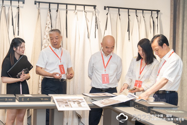 “智造讓家更美好”--2023海寧中國(guó)·國(guó)際家用紡織品(秋季)博覽會(huì)在浙江海寧許村鎮(zhèn)·海寧中國(guó)家紡城盛大開(kāi)幕。
