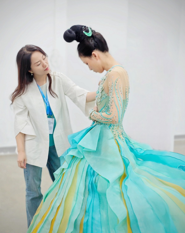 用&ldquo;中國色&rdquo;演繹中國風雅---第19屆亞運會開幕式服裝設計師楚艷特寫