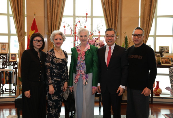 中國芍藥綻放2024秋冬紐約時裝周 王陶攜手梅耶·馬斯克奉上玖姿JUZUI“繁花”大秀