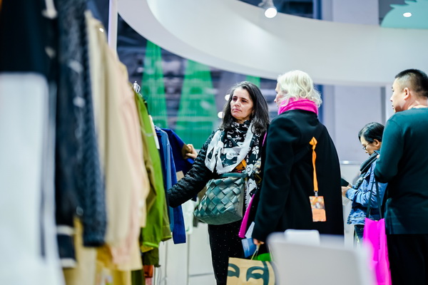 全球防曬服 就看駐馬店&mdash;&mdash;駐馬店防曬服基地驚艷亮相中國國際服飾博覽會