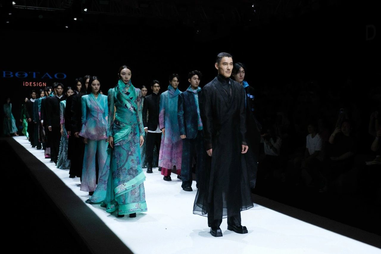 東方美學潤T臺,國風時尚卷津城——中國首席超模胡兵驚艷亮相抵羊·2024天津時裝周