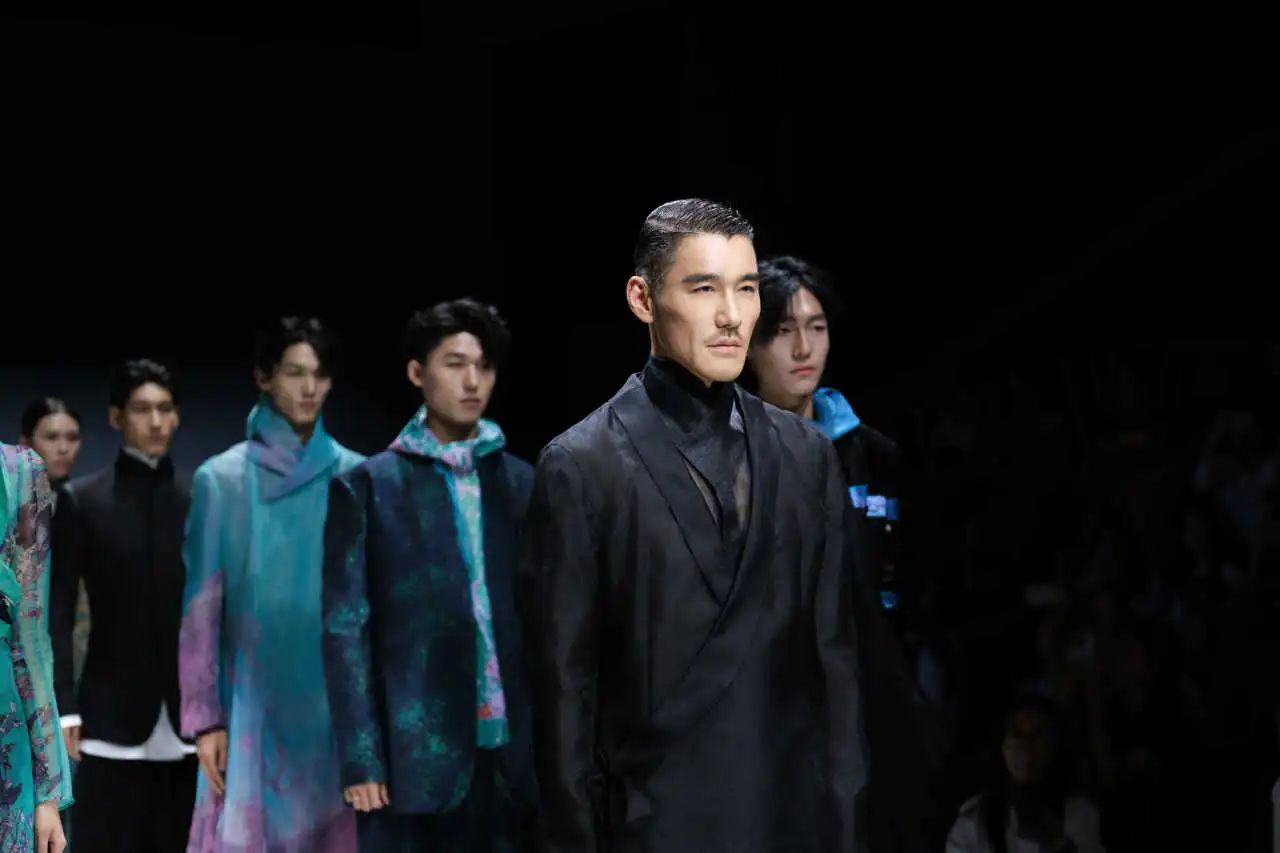 東方美學潤T臺,國風時尚卷津城——中國首席超模胡兵驚艷亮相抵羊·2024天津時裝周