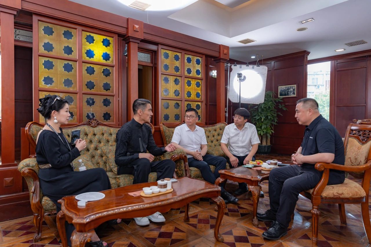 兵哥對話天津時裝周 | 中國首席超模胡兵親臨著名愛國實業家宋棐卿先生辦公樓共話東方時尚新生力