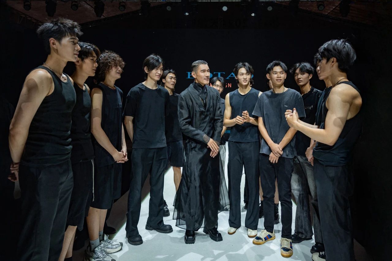 兵哥對話天津時裝周 | 中國首席超模胡兵親臨著名愛國實業家宋棐卿先生辦公樓共話東方時尚新生力