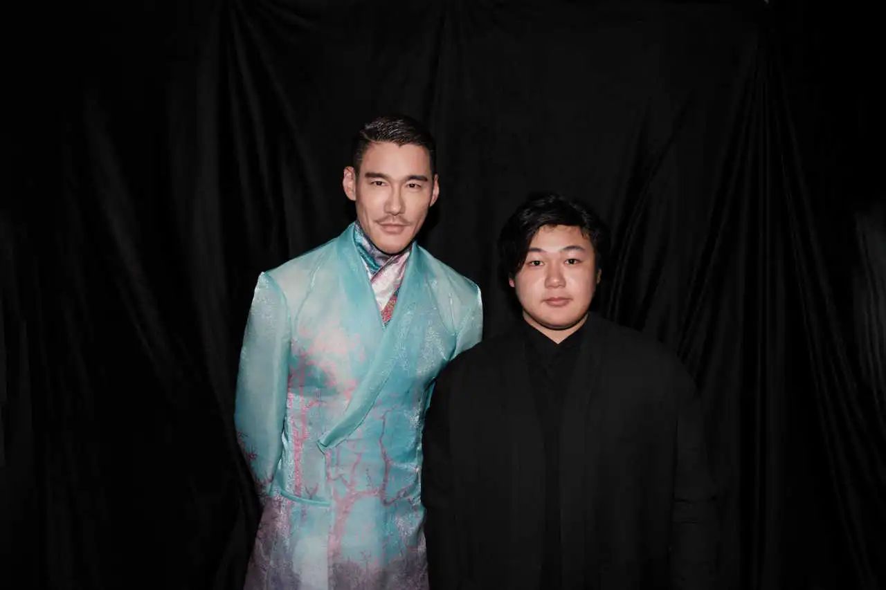 東方美學潤T臺,國風時尚卷津城——中國首席超模胡兵驚艷亮相抵羊·2024天津時裝周