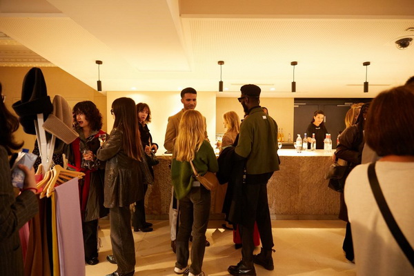 乘風馭海，踏浪而升，鄂爾多斯市羊絨時尚日強勢登陸巴黎時裝周