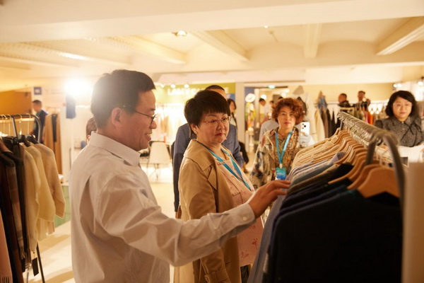 乘風馭海，踏浪而升，鄂爾多斯市羊絨時尚日強勢登陸巴黎時裝周