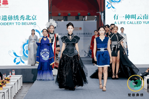 “有一種叫云南的生活·非遺彝繡秀北京”活動,在北京鐘鼓樓舉行