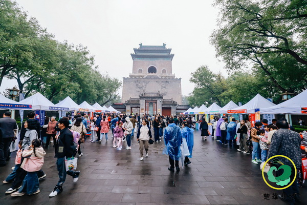 &ldquo;有一種叫云南的生活&middot;非遺彝繡秀北京&rdquo;活動,在北京鐘鼓樓舉行