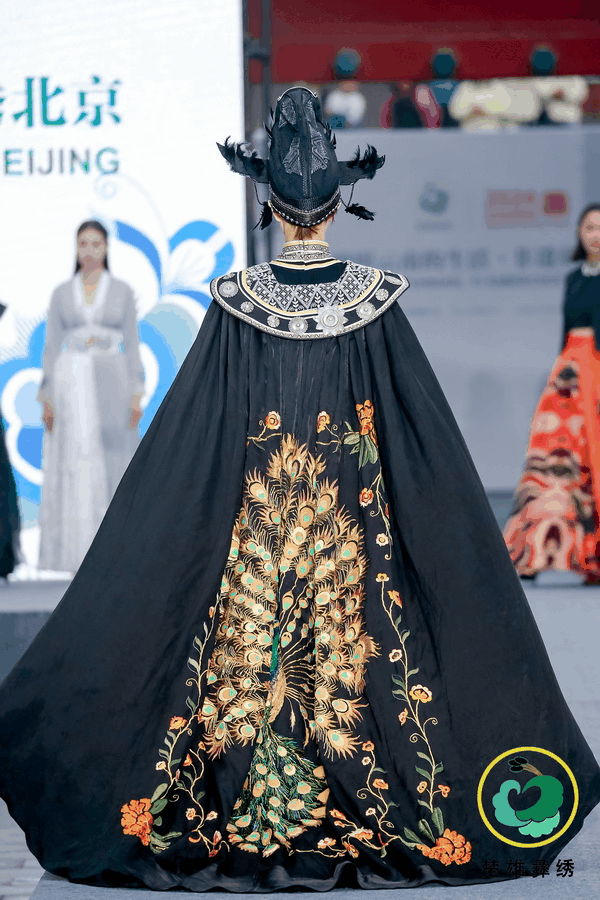 “有一種叫云南的生活·非遺彝繡秀北京”活動,在北京鐘鼓樓舉行