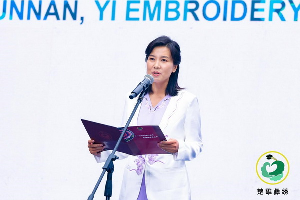 “有一種叫云南的生活·非遺彝繡秀北京”活動,在北京鐘鼓樓舉行