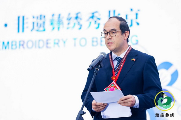 “有一種叫云南的生活·非遺彝繡秀北京”活動,在北京鐘鼓樓舉行