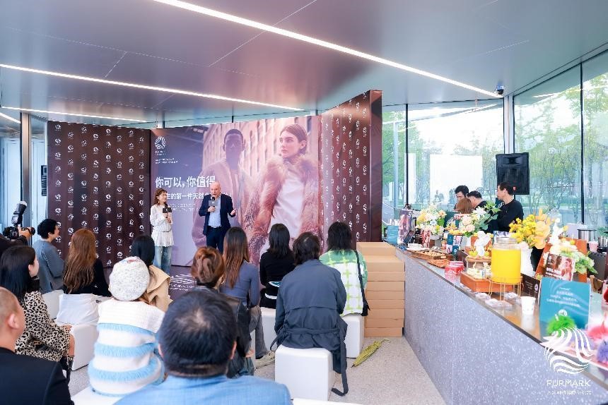 國際毛皮協會IFF定制禮物來襲,是時尚博主們整個愛住的天然皮草單品!