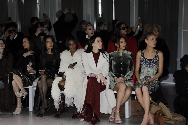 玖姿JUZUI品牌在2025秋冬紐約時裝周發布的新聞上了美國《華爾街日報》的頭條！