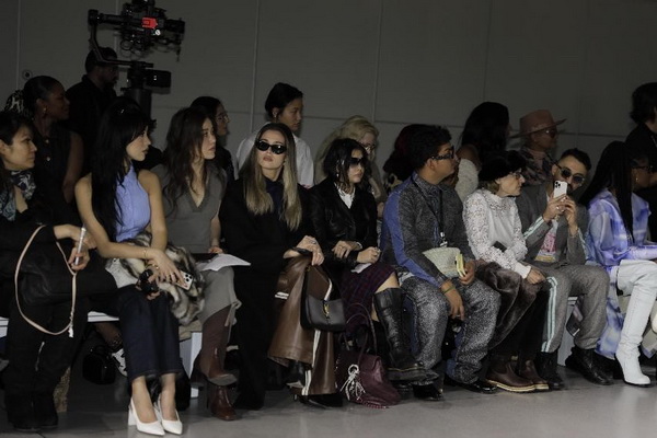 玖姿JUZUI品牌在2025秋冬紐約時裝周發布的新聞上了美國《華爾街日報》的頭條！