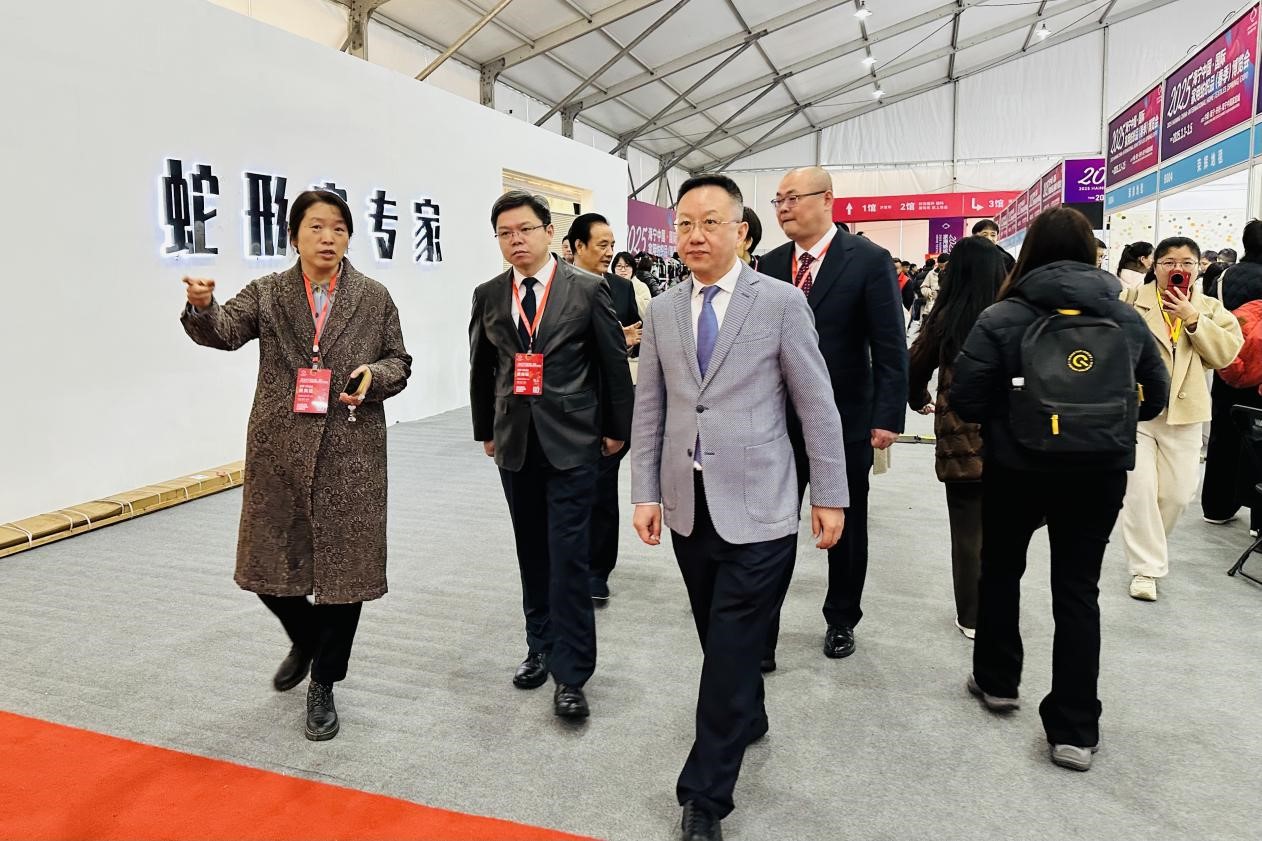 智造織就未來,錦韻潮動全球!2025海寧春季家博會今日啟幕