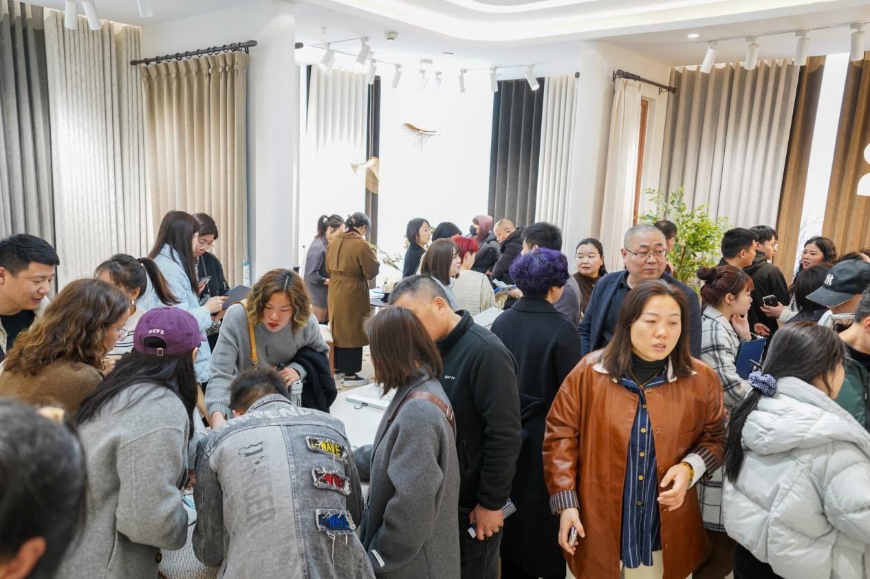 智造織就未來,錦韻潮動全球!2025海寧春季家博會今日啟幕