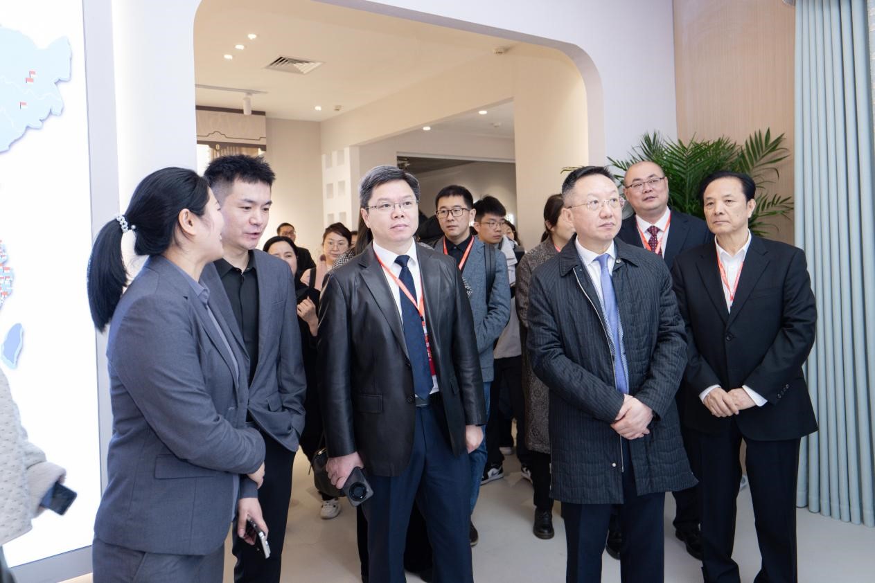 智造織就未來,錦韻潮動全球!2025海寧春季家博會今日啟幕