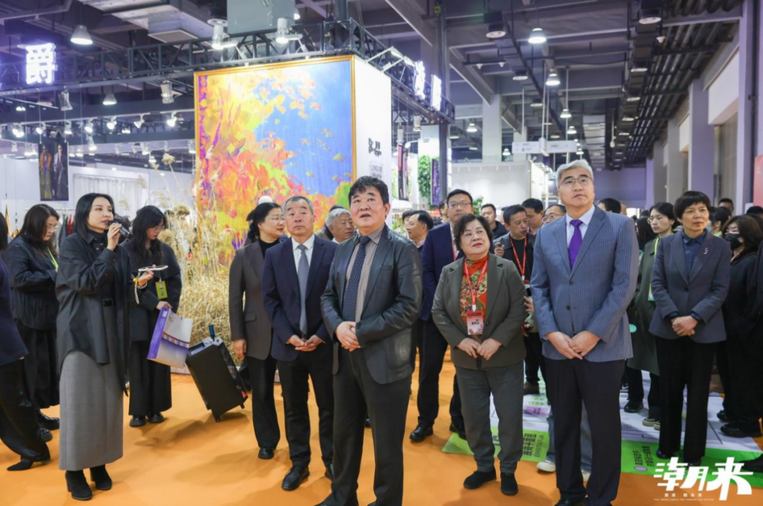 以第二十八屆(2025)“真皮標志杯”設計大賽初賽、潮來·必訂——設計版權交易會、2025海寧優材·新質聯盟聯合展、潮來課堂分享沙龍等系列活動為支點,“海寧時間”再一次撬動千億時尚產業的澎湃動能。