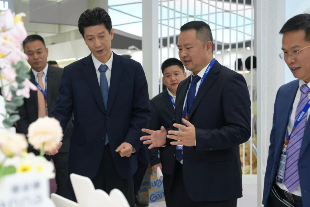 向上生長對抗行業內卷！櫻姿娜于潮汕服博會發布第三代鉑金蠶絲褲