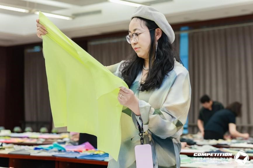 2800款面料“綠動時尚”,2025第八屆中國生態環保面料設計大賽評審會在盛澤舉辦!