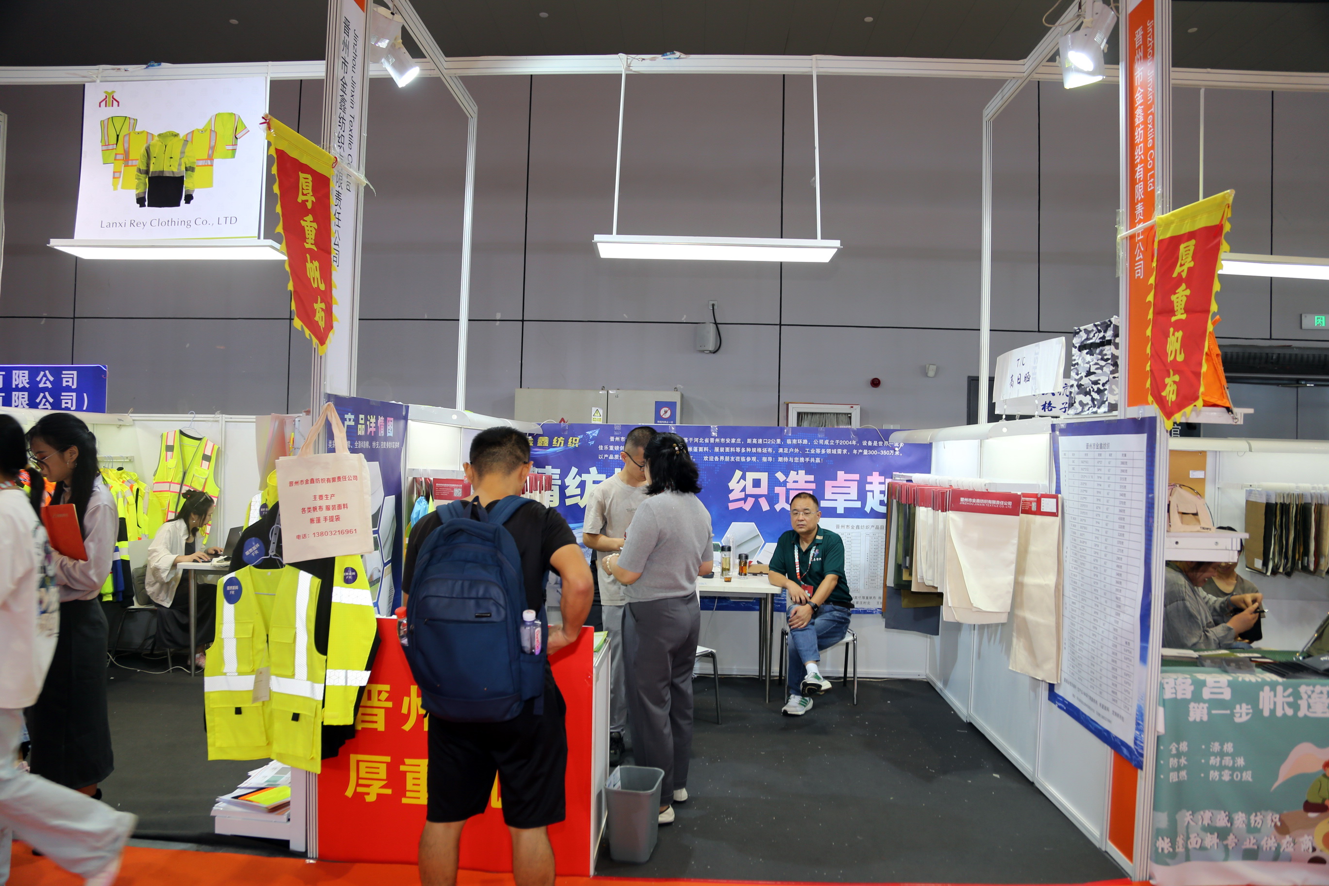 40余家石家莊紡服企業齊聚滬上，成為中紡聯秋季聯展上靚麗的風景線