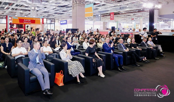 8700余款面料創(chuàng)新面料角逐46項大獎！2025中國國際面料設(shè)計大賽頒獎典禮在滬舉辦