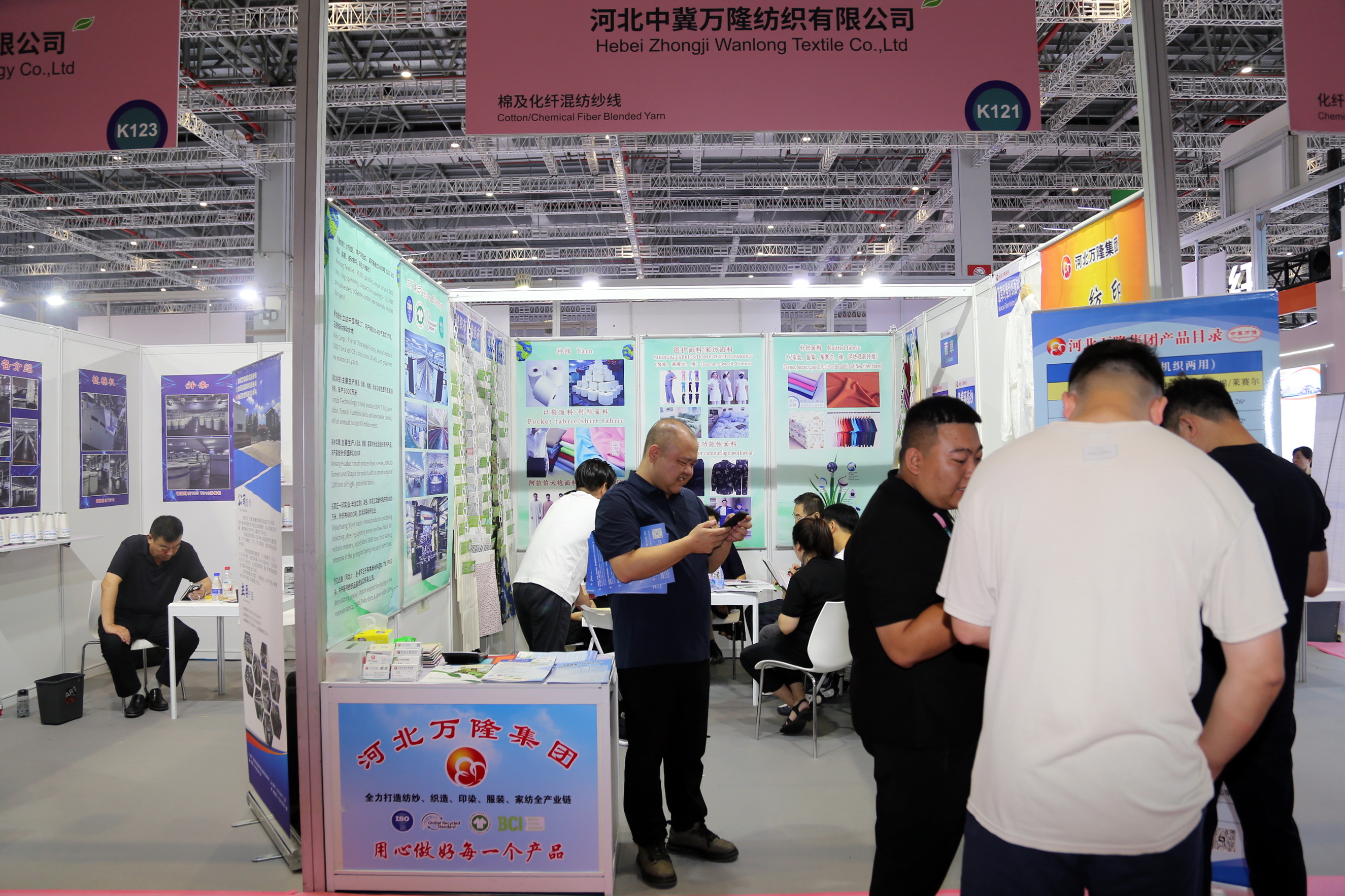 40余家石家莊紡服企業齊聚滬上，成為中紡聯秋季聯展上靚麗的風景線