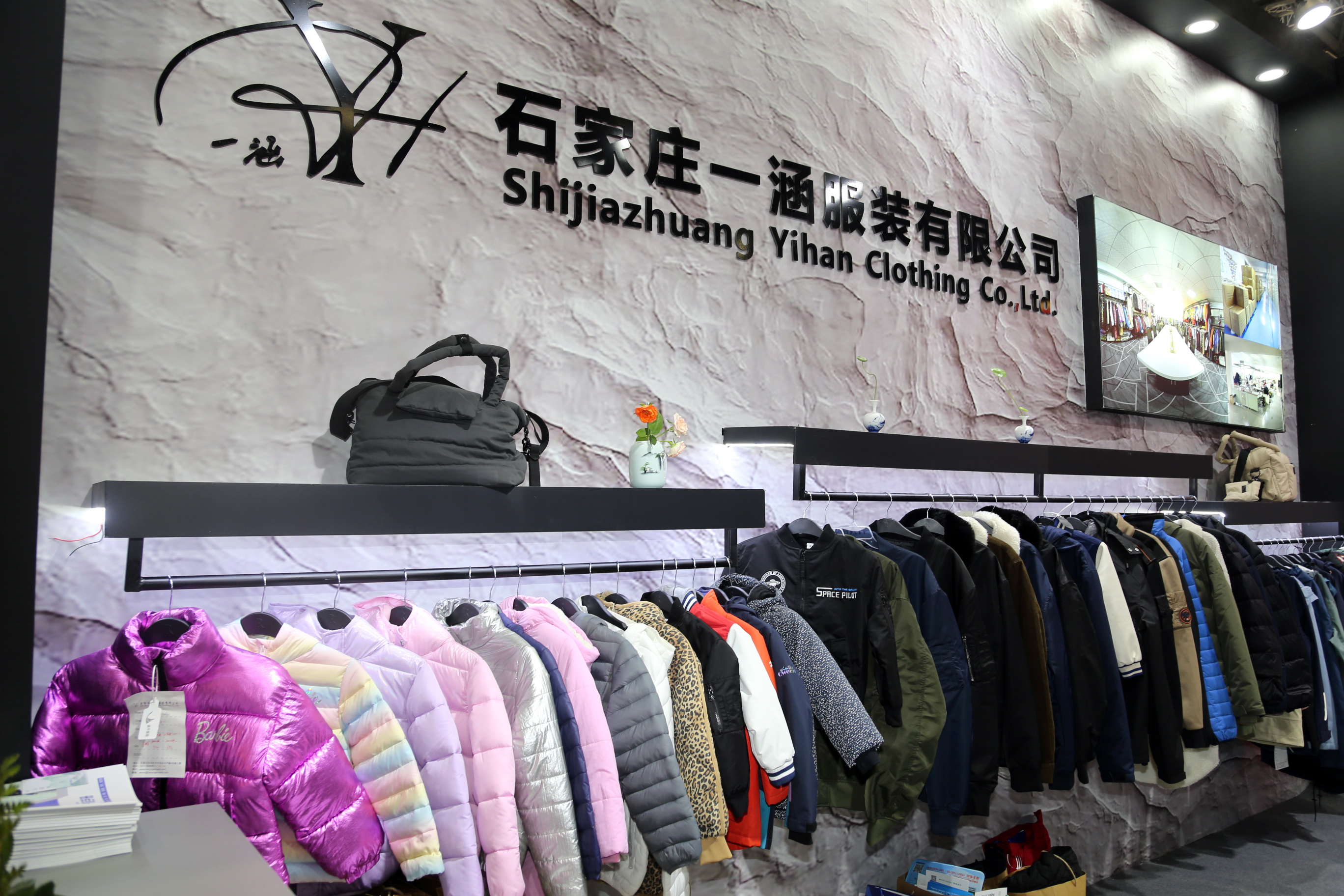 40余家石家莊紡服企業齊聚滬上，成為中紡聯秋季聯展上靚麗的風景線