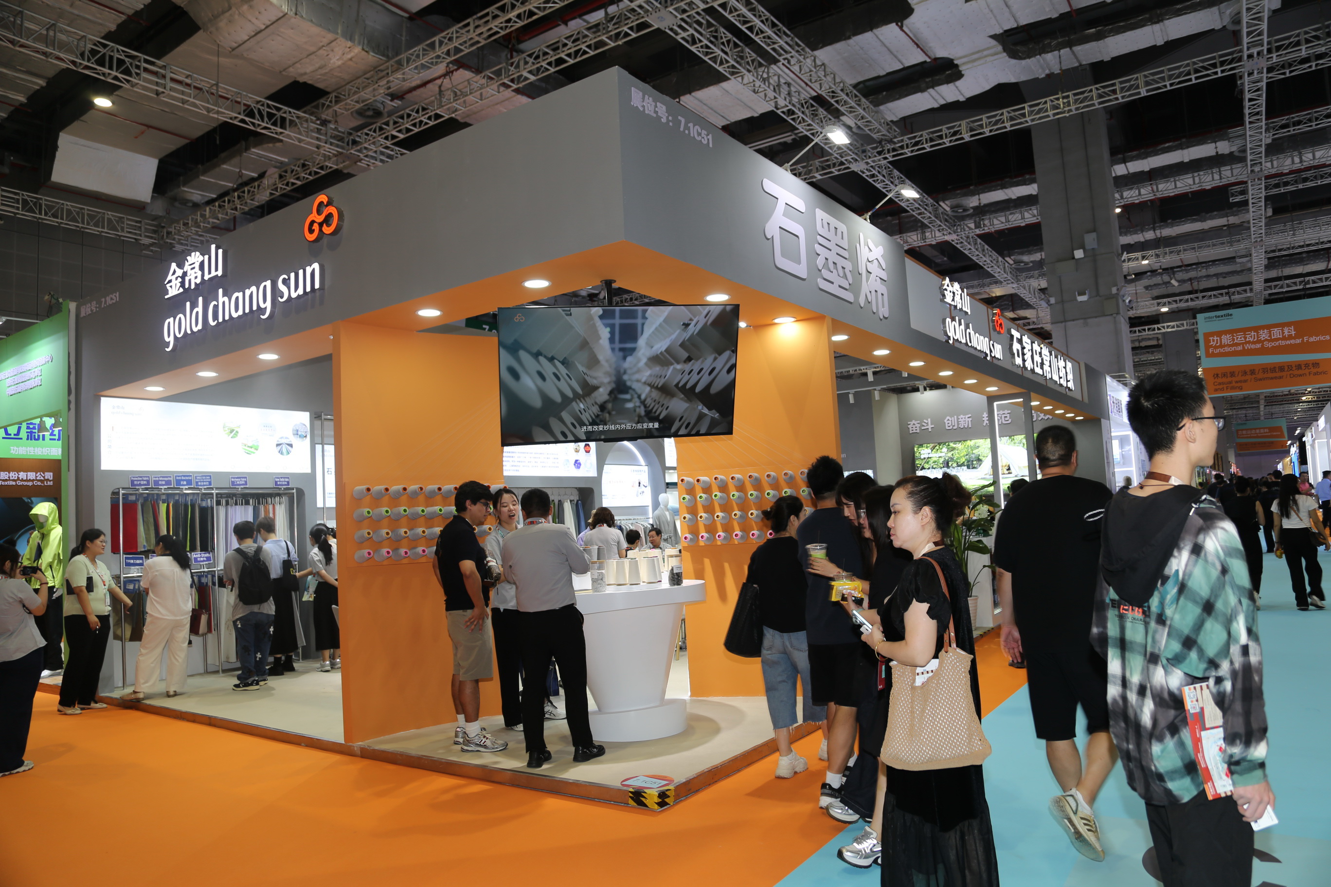 40余家石家莊紡服企業齊聚滬上，成為中紡聯秋季聯展上靚麗的風景線