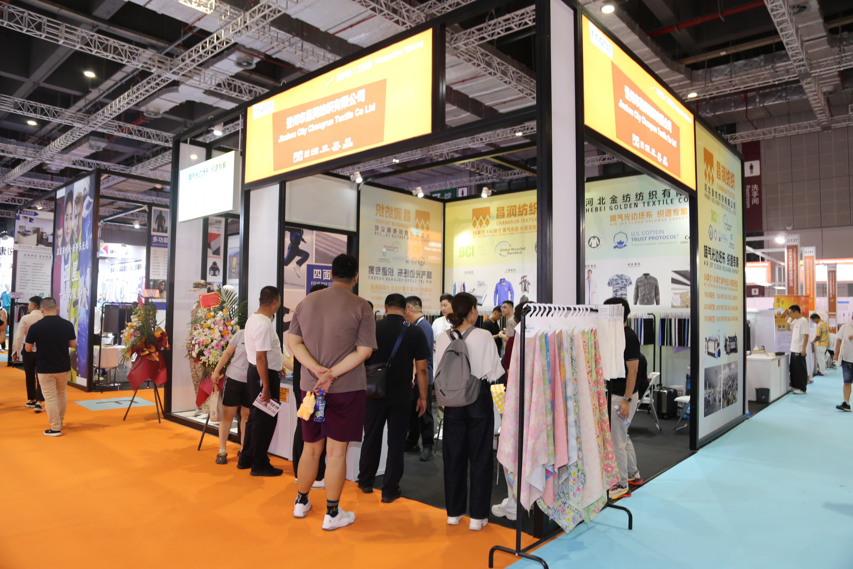 40余家石家莊紡服企業齊聚滬上，成為中紡聯秋季聯展上靚麗的風景線