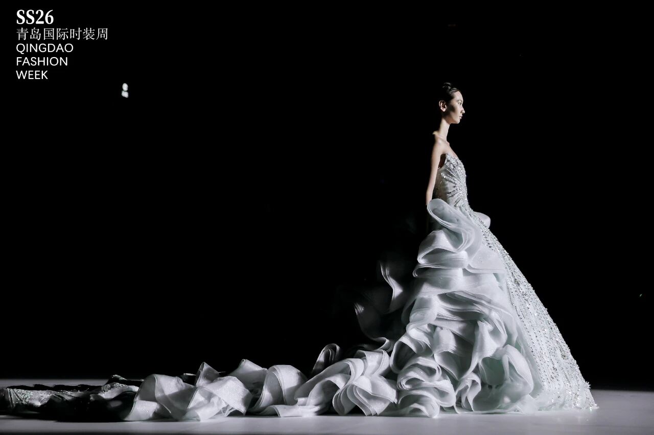 潮涌浮山灣畔 時尚綺夢啟航--2025中國（青島）國際時裝周盛大啟幕！