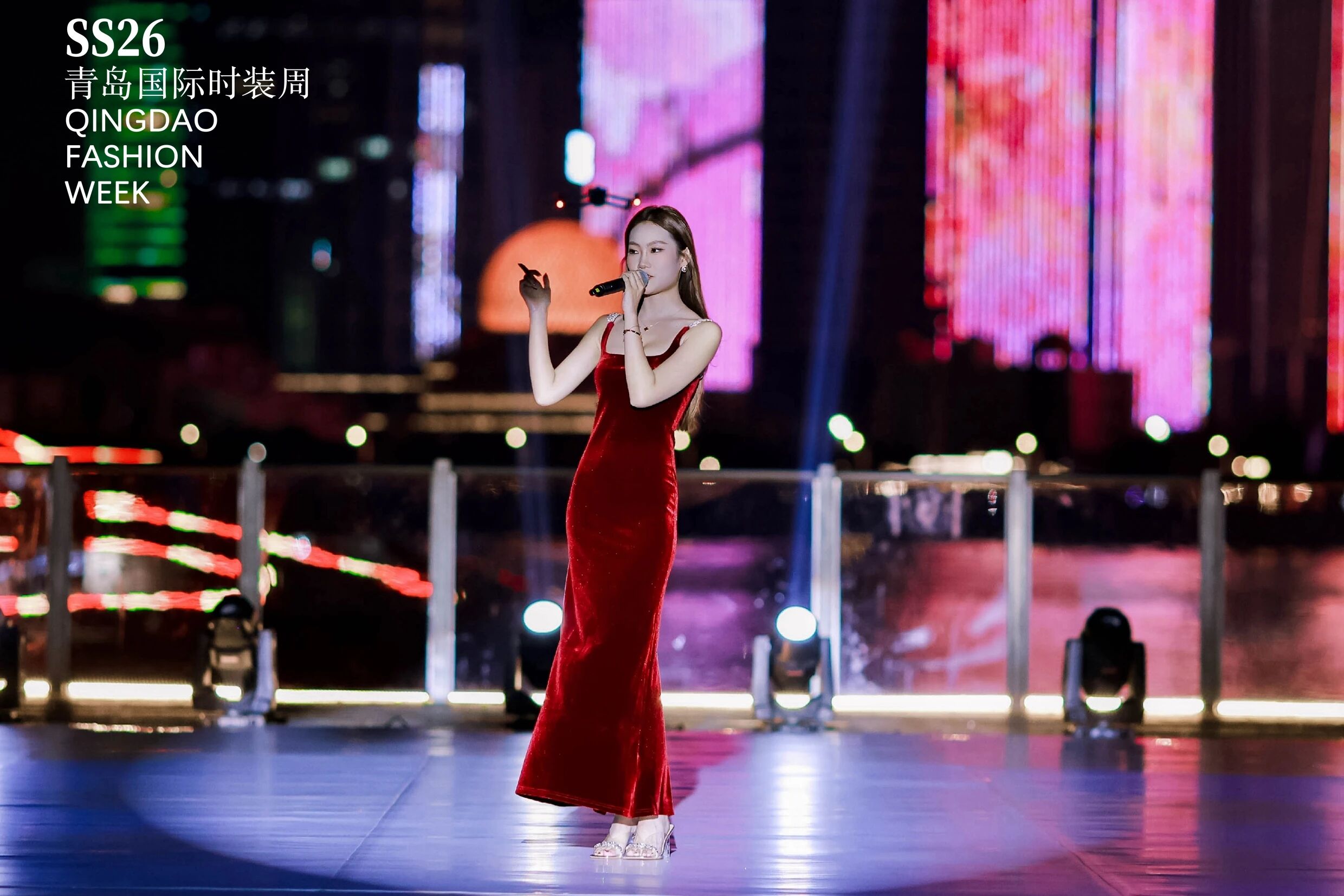 潮涌浮山灣畔 時尚綺夢啟航--2025中國（青島）國際時裝周盛大啟幕！