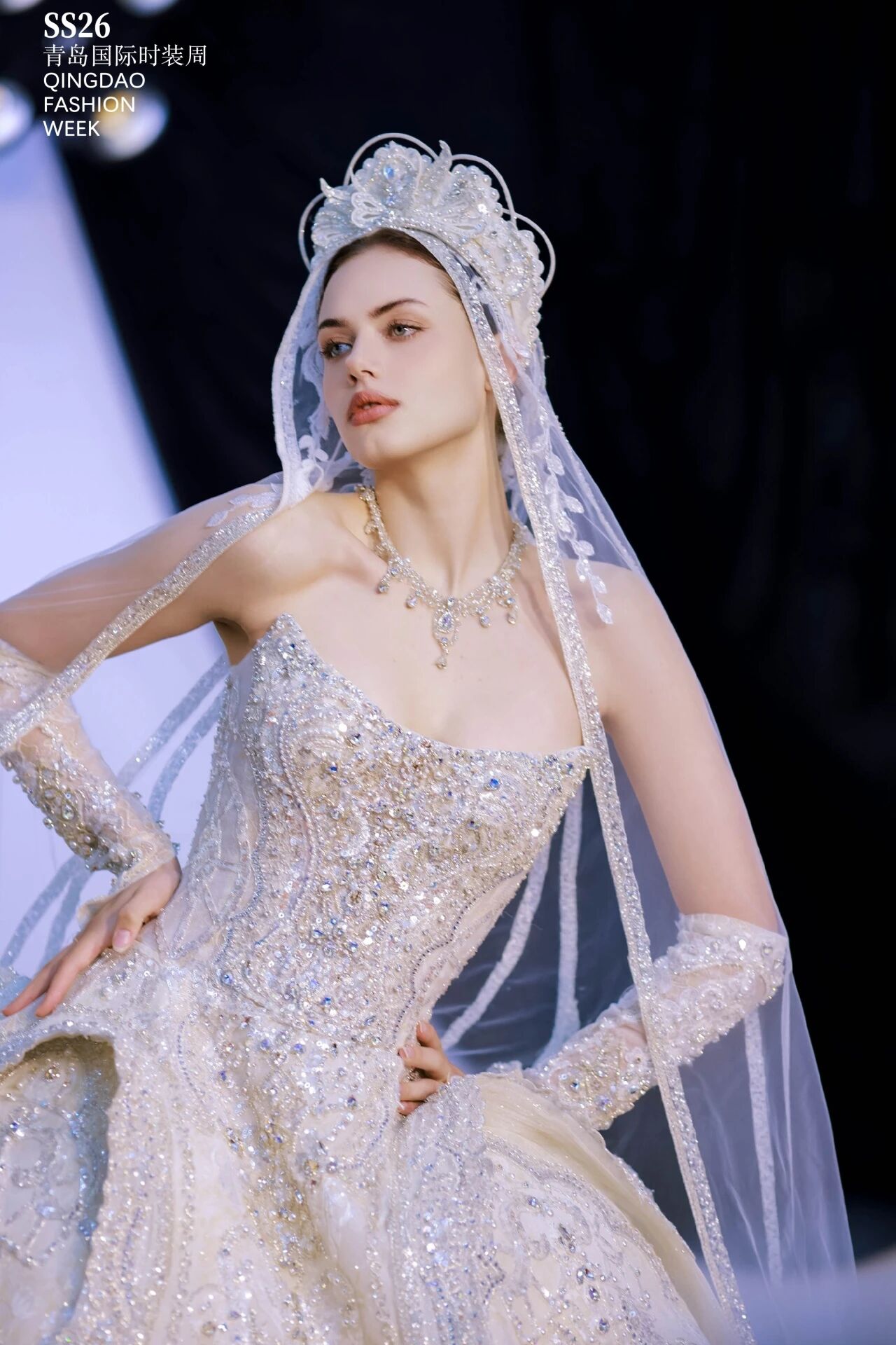 潮涌浮山灣畔 時尚綺夢啟航--2025中國（青島）國際時裝周盛大啟幕！