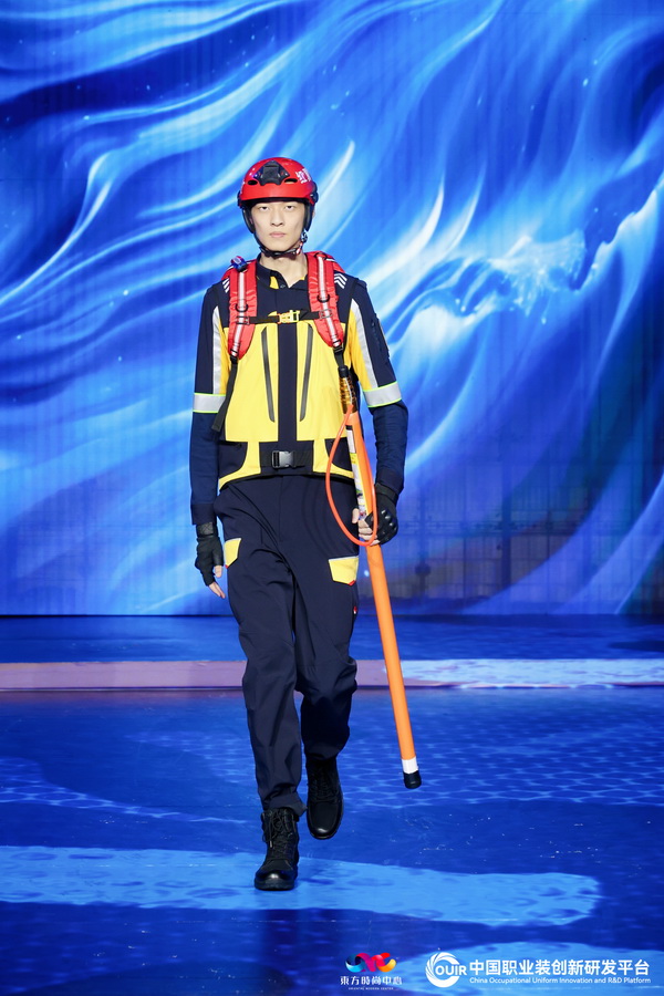 聚焦全民國防教育作訓(xùn)服與海上功能服，第二屆中國職業(yè)裝創(chuàng)新大會(huì)在青島啟幕