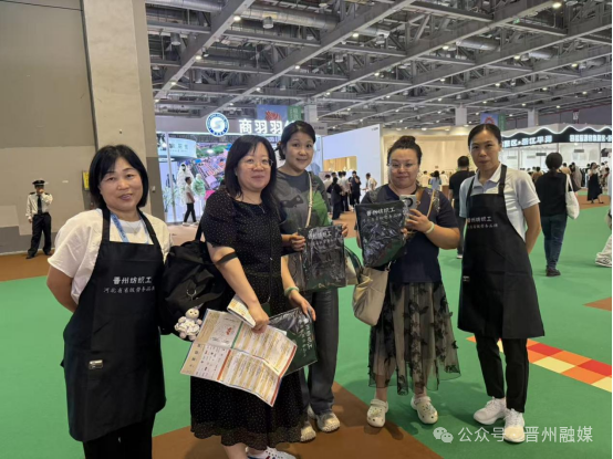 日前，在剛剛落幕的上海2025中國（晉州）紡織服裝科技發展論壇暨紡織服裝博覽會上，&ldquo;晉州紡織工&rdquo;憑借6.3萬紡織工、72家規上企業、 82項專利的硬核實力C位出圈，省級勞務品牌再升級。展會期間，通過發放宣傳海報及派發晉州本地生產的圍裙，加大宣傳效應，眾多展商及觀眾駐足詢問，&ldquo;晉州紡織工&rdquo;已經成為晉州的一張靚麗名片，顯著提升了晉州紡織服裝產業品牌競爭力。下一步，晉州市還將通過舉辦技能培訓活動、加強品牌宣傳等渠道，讓&ldquo;晉州紡織工&rdquo;從省級勞務品牌邁向全國行業金名片，為全市經濟高質量發展織就更廣闊的錦繡天地！&nbsp; &nbsp; &nbsp; &nbsp;&nbsp;來源|石家莊市紡織行業協會