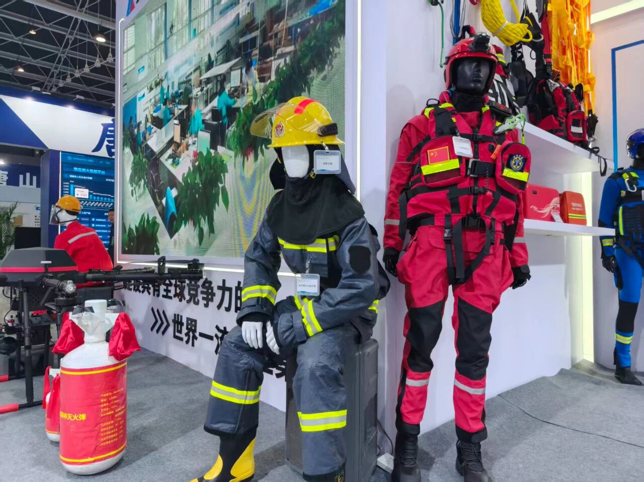 際華3502公司功能防護(hù)產(chǎn)品精彩亮相2025京津冀安全應(yīng)急博覽會