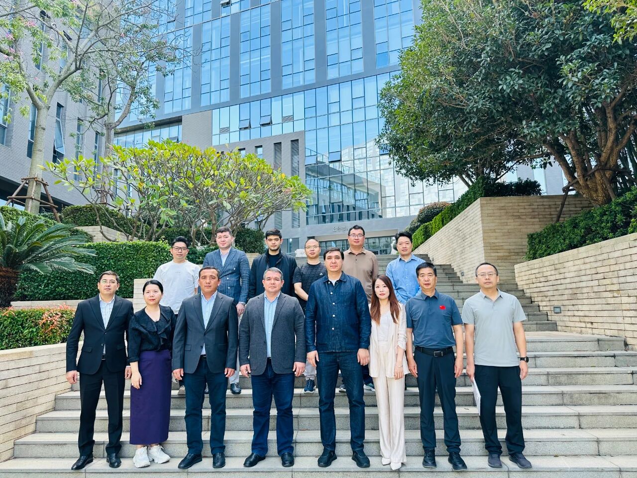 11月1日，烏茲別克斯坦投資、工業與貿易部駐華代表處副主任、駐華大使館參贊別克佐德-米爾佐&middot;尼格馬特賈諾夫，烏茲別克斯坦工商會錫爾河州分會主任阿齊茲&middot;曼蘇羅夫，錫爾河州投資、工業與貿易局局長馬赫蘇姆&middot;薩利耶夫等一行人專程到訪我會，并參觀廈門時尚消費品（紡織服裝）產業園&middot;航空園。商會副會長、福建世聯達公司董事長王世傳，秘書長李以希接待烏方代表團并開展座談交流。 座談中，雙方就廈門與錫爾河州紡織服裝產業的發展現狀及趨勢展開深入交流。福建世聯達、廈門納仕達、當盛新材料、求特新材料、駿利德集團等企業代表圍繞產業鏈深度協作、政策配套支持、當地人工成本及關稅政策等核心議題展開精準對接。烏方代表團誠摯邀請商會組織廈門企業赴烏茲別克斯坦實地考察，深入了解專項政策，為后續商貿合作夯實基礎。 此次互動不僅深化了廈門與錫爾河州在紡織服裝領域的雙向認知，更挖掘出多元合作潛能。雙方將以此次座談為契機，保持常態化溝通對接，推動廈門企業&ldquo;走出去&rdquo;，探索產業合作新模式，助力產業鏈上下游資源高效整合，共拓中烏產業發展新篇章。