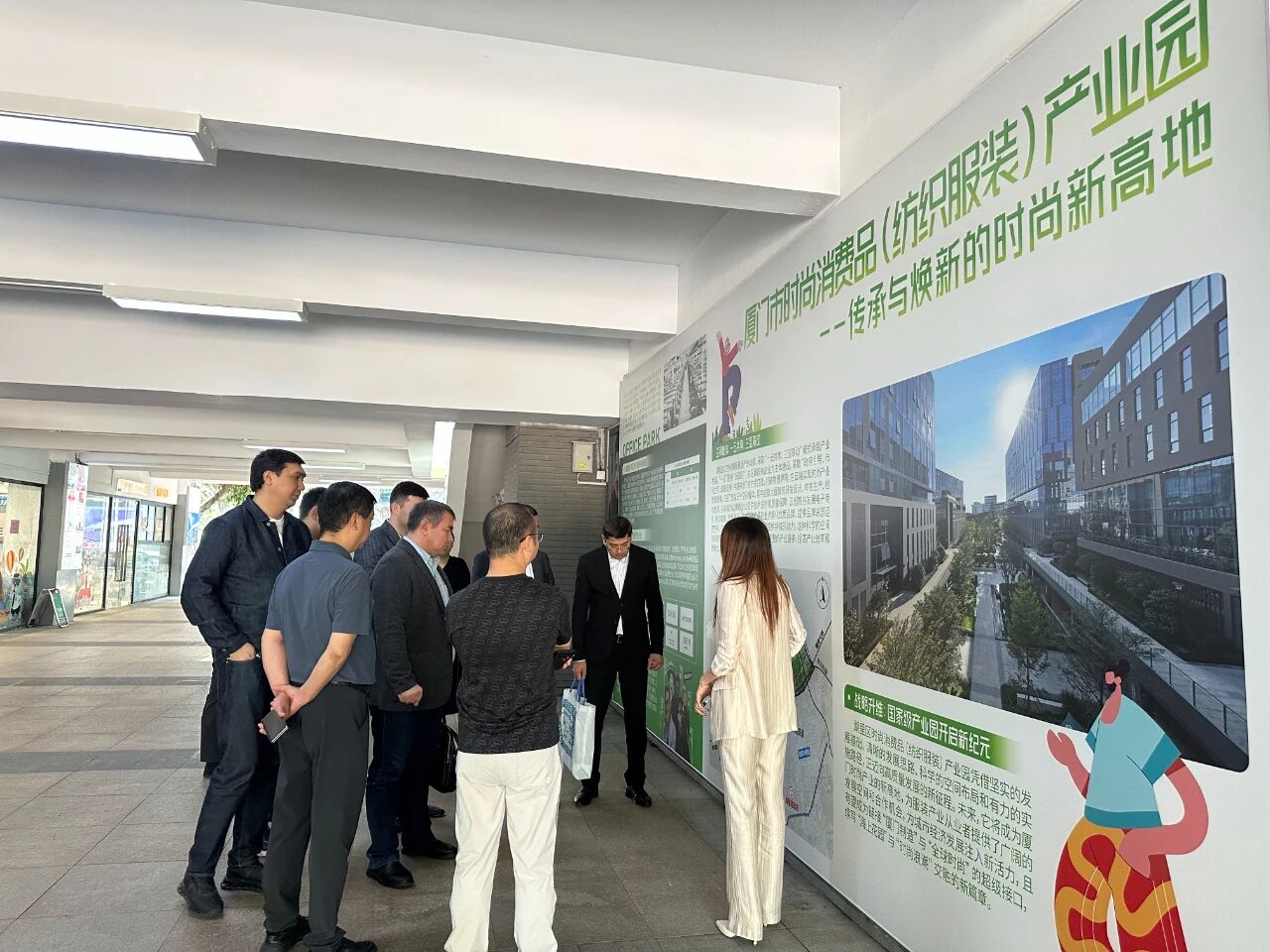 11月1日，烏茲別克斯坦投資、工業與貿易部駐華代表處副主任、駐華大使館參贊別克佐德-米爾佐&middot;尼格馬特賈諾夫，烏茲別克斯坦工商會錫爾河州分會主任阿齊茲&middot;曼蘇羅夫，錫爾河州投資、工業與貿易局局長馬赫蘇姆&middot;薩利耶夫等一行人專程到訪我會，并參觀廈門時尚消費品（紡織服裝）產業園&middot;航空園。商會副會長、福建世聯達公司董事長王世傳，秘書長李以希接待烏方代表團并開展座談交流。 座談中，雙方就廈門與錫爾河州紡織服裝產業的發展現狀及趨勢展開深入交流。福建世聯達、廈門納仕達、當盛新材料、求特新材料、駿利德集團等企業代表圍繞產業鏈深度協作、政策配套支持、當地人工成本及關稅政策等核心議題展開精準對接。烏方代表團誠摯邀請商會組織廈門企業赴烏茲別克斯坦實地考察，深入了解專項政策，為后續商貿合作夯實基礎。 此次互動不僅深化了廈門與錫爾河州在紡織服裝領域的雙向認知，更挖掘出多元合作潛能。雙方將以此次座談為契機，保持常態化溝通對接，推動廈門企業&ldquo;走出去&rdquo;，探索產業合作新模式，助力產業鏈上下游資源高效整合，共拓中烏產業發展新篇章。