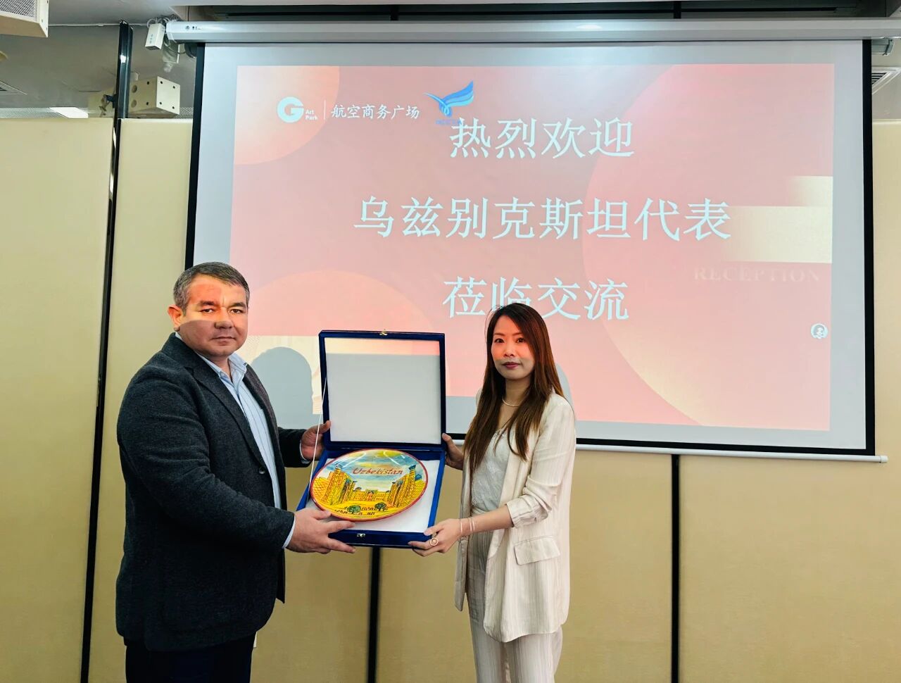 11月1日，烏茲別克斯坦投資、工業與貿易部駐華代表處副主任、駐華大使館參贊別克佐德-米爾佐&middot;尼格馬特賈諾夫，烏茲別克斯坦工商會錫爾河州分會主任阿齊茲&middot;曼蘇羅夫，錫爾河州投資、工業與貿易局局長馬赫蘇姆&middot;薩利耶夫等一行人專程到訪我會，并參觀廈門時尚消費品（紡織服裝）產業園&middot;航空園。商會副會長、福建世聯達公司董事長王世傳，秘書長李以希接待烏方代表團并開展座談交流。 座談中，雙方就廈門與錫爾河州紡織服裝產業的發展現狀及趨勢展開深入交流。福建世聯達、廈門納仕達、當盛新材料、求特新材料、駿利德集團等企業代表圍繞產業鏈深度協作、政策配套支持、當地人工成本及關稅政策等核心議題展開精準對接。烏方代表團誠摯邀請商會組織廈門企業赴烏茲別克斯坦實地考察，深入了解專項政策，為后續商貿合作夯實基礎。 此次互動不僅深化了廈門與錫爾河州在紡織服裝領域的雙向認知，更挖掘出多元合作潛能。雙方將以此次座談為契機，保持常態化溝通對接，推動廈門企業&ldquo;走出去&rdquo;，探索產業合作新模式，助力產業鏈上下游資源高效整合，共拓中烏產業發展新篇章。