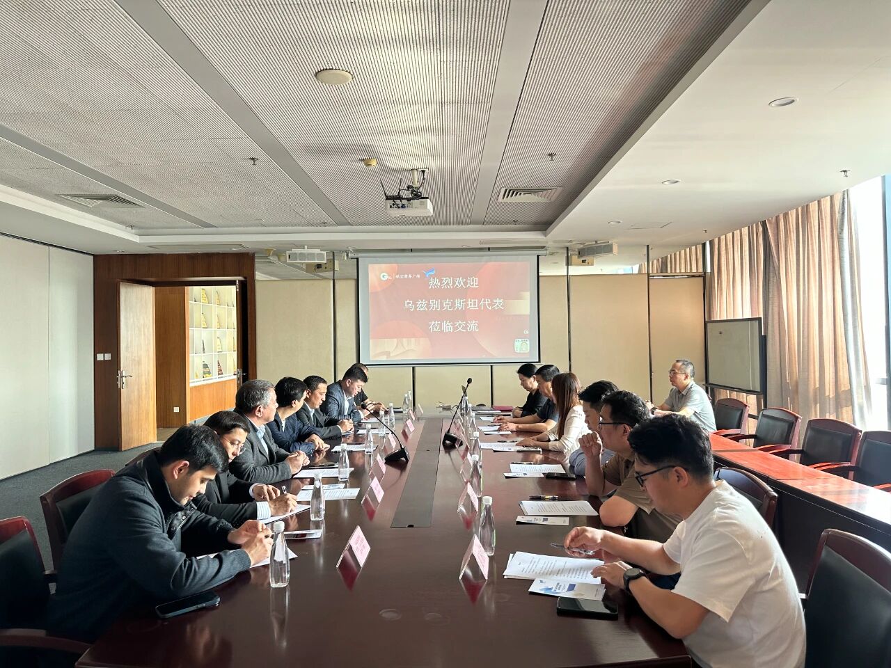 11月1日，烏茲別克斯坦投資、工業與貿易部駐華代表處副主任、駐華大使館參贊別克佐德-米爾佐&middot;尼格馬特賈諾夫，烏茲別克斯坦工商會錫爾河州分會主任阿齊茲&middot;曼蘇羅夫，錫爾河州投資、工業與貿易局局長馬赫蘇姆&middot;薩利耶夫等一行人專程到訪我會，并參觀廈門時尚消費品（紡織服裝）產業園&middot;航空園。商會副會長、福建世聯達公司董事長王世傳，秘書長李以希接待烏方代表團并開展座談交流。 座談中，雙方就廈門與錫爾河州紡織服裝產業的發展現狀及趨勢展開深入交流。福建世聯達、廈門納仕達、當盛新材料、求特新材料、駿利德集團等企業代表圍繞產業鏈深度協作、政策配套支持、當地人工成本及關稅政策等核心議題展開精準對接。烏方代表團誠摯邀請商會組織廈門企業赴烏茲別克斯坦實地考察，深入了解專項政策，為后續商貿合作夯實基礎。 此次互動不僅深化了廈門與錫爾河州在紡織服裝領域的雙向認知，更挖掘出多元合作潛能。雙方將以此次座談為契機，保持常態化溝通對接，推動廈門企業&ldquo;走出去&rdquo;，探索產業合作新模式，助力產業鏈上下游資源高效整合，共拓中烏產業發展新篇章。