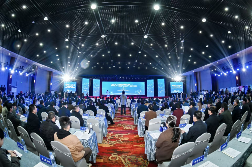 11月4日，山東省紡織服裝產(chǎn)業(yè)鏈&ldquo;AI賦能產(chǎn)業(yè)鏈協(xié)同&rdquo;推進(jìn)對(duì)接活動(dòng)在夏津隆重舉行。活動(dòng)緊扣黨的二十屆四中全會(huì)&ldquo;建設(shè)現(xiàn)代化產(chǎn)業(yè)體系，鞏固壯大實(shí)體經(jīng)濟(jì)根基&rdquo;戰(zhàn)略部署，以&ldquo;AI+金融&rdquo;雙輪驅(qū)動(dòng)為核心路徑，匯聚政企銀校各界力量，共商紡織服裝產(chǎn)業(yè)智能化、協(xié)同化升級(jí)大計(jì)，為培育產(chǎn)業(yè)新質(zhì)生產(chǎn)力注入強(qiáng)勁動(dòng)能。  緊扣國(guó)家戰(zhàn)略，  凝聚產(chǎn)業(yè)升級(jí)共識(shí)  活動(dòng)開篇，多位領(lǐng)導(dǎo)嘉賓立足國(guó)家戰(zhàn)略、行業(yè)發(fā)展與地方實(shí)踐，為山東紡織服裝產(chǎn)業(yè)轉(zhuǎn)型把脈定向，凝聚發(fā)展共識(shí)。 山東省政協(xié)副主席、黨組副書記、省紡織服裝產(chǎn)業(yè)鏈鏈長(zhǎng)林峰海在致辭中表示，山東是全國(guó)重要工業(yè)基地，紡織服裝產(chǎn)業(yè)作為中國(guó)紡織服裝產(chǎn)業(yè)核心組成與北方新質(zhì)生產(chǎn)力重要引擎，在穩(wěn)增長(zhǎng)、促消費(fèi)、惠民生及培育新質(zhì)生產(chǎn)力方面作用顯著。山東通過產(chǎn)業(yè)鏈&ldquo;鏈長(zhǎng)制&rdquo;推進(jìn)產(chǎn)業(yè)優(yōu)化升級(jí)，今年前三季度全省紡織業(yè)、服裝服飾業(yè)工業(yè)增加值同比分別增長(zhǎng)4.1%、1.1%，分別高于全國(guó)同行業(yè)0.95個(gè)、3.5個(gè)百分點(diǎn)。德州是我國(guó)重要紡織服裝產(chǎn)業(yè)大市，在新型紡織、家紡等領(lǐng)域競(jìng)爭(zhēng)優(yōu)勢(shì)突出。德州高度重視紡織產(chǎn)業(yè)發(fā)展，將輕紡紡織列為全市11條標(biāo)志性產(chǎn)業(yè)鏈，為全省紡織產(chǎn)業(yè)高質(zhì)量發(fā)展助力；其中夏津作為全國(guó)紗線基地，正通過創(chuàng)新性實(shí)施&ldquo;行業(yè)機(jī)構(gòu)+國(guó)資平臺(tái)+市場(chǎng)主體&rdquo;三方共建模式推動(dòng)產(chǎn)業(yè)發(fā)展。中國(guó)紡織工業(yè)聯(lián)合會(huì)副會(huì)長(zhǎng)閻巖指出，當(dāng)前&ldquo;十五五&rdquo;時(shí)期，紡織服裝業(yè)處于轉(zhuǎn)型升級(jí)關(guān)鍵階段，黨的二十屆四中全會(huì)為產(chǎn)業(yè)發(fā)展指明方向，行業(yè)需聚焦深耕內(nèi)需市場(chǎng)、優(yōu)化外貿(mào)布局、推進(jìn)產(chǎn)業(yè)升級(jí)三大重點(diǎn)，開創(chuàng)高質(zhì)量發(fā)展新局面。她提到，產(chǎn)業(yè)集群化是我國(guó)紡織行業(yè)核心優(yōu)勢(shì)，全國(guó)200余個(gè)紡織服裝產(chǎn)業(yè)地區(qū)正加速轉(zhuǎn)型，而德州夏津作為以紡織為支柱產(chǎn)業(yè)的縣部代表，其探索的共建模式和資源整合方式，為縣域紡織產(chǎn)業(yè)轉(zhuǎn)型升級(jí)提供寶貴經(jīng)驗(yàn)。她希望山東德州夏津紡織產(chǎn)業(yè)把握戰(zhàn)略機(jī)遇，精準(zhǔn)定位、主動(dòng)作為，以新型紡紗產(chǎn)業(yè)大腦為支撐，推動(dòng)人工智能與紡織融合，形成全產(chǎn)業(yè)鏈高效協(xié)同發(fā)展新局面，在產(chǎn)業(yè)高質(zhì)量發(fā)展道路上奮勇前行。 德州市政協(xié)主席卜祥聯(lián)在致辭中指出，人口590萬(wàn)，2024年GDP突破4000億元，是全國(guó)百?gòu)?qiáng)市及山東省唯一達(dá)到經(jīng)濟(jì)系統(tǒng)規(guī)劃的城市。德州始終將紡織服裝產(chǎn)業(yè)作為重點(diǎn)培育領(lǐng)域，2024年產(chǎn)業(yè)規(guī)模超240億元，擁有200余家規(guī)上企業(yè)、華源生態(tài)等龍頭企業(yè)，形成兩大省級(jí)特色產(chǎn)品，還共建現(xiàn)代紡織產(chǎn)業(yè)園、紡織產(chǎn)業(yè)互聯(lián)網(wǎng)平臺(tái)，并成立產(chǎn)業(yè)學(xué)院培養(yǎng)專業(yè)人才。推動(dòng)紡織服裝產(chǎn)業(yè)鏈升級(jí)，需借助AI賦能生產(chǎn)全流程，突破專用算法與裝備瓶頸，同時(shí)依托金融數(shù)據(jù)智能分析匹配企業(yè)需求，落實(shí)&ldquo;鏈長(zhǎng)制&rdquo;補(bǔ)鏈延鏈強(qiáng)鏈，助力行業(yè)從&ldquo;被動(dòng)接單&rdquo;向&ldquo;需求創(chuàng)造&rdquo;轉(zhuǎn)型，培育新質(zhì)生產(chǎn)力。  破解產(chǎn)業(yè)痛點(diǎn)，  構(gòu)建協(xié)同新生態(tài)  活動(dòng)通過兩大簽約儀式與一項(xiàng)啟動(dòng)儀式，落地一批標(biāo)志性合作成果，為紡織服裝產(chǎn)業(yè)高質(zhì)量發(fā)展筑牢根基。為破解紡織產(chǎn)業(yè)&ldquo;信息孤島、要素配置效率低、市場(chǎng)議價(jià)權(quán)低&rdquo;等痛點(diǎn)，夏津縣財(cái)金投資發(fā)展集團(tuán)有限公司聯(lián)合廣東紗纖億信息科技股份有限公司、中國(guó)紡織建設(shè)規(guī)劃院，攜手夏津仁和紡織科技有限公司、山東鴻泰鼎新材料科技有限公司等7家本地骨干企業(yè)，簽訂&ldquo;山東新型紡織（紗纖）產(chǎn)業(yè)大腦上線項(xiàng)目&rdquo;協(xié)議。該項(xiàng)目將整合山東紡織企業(yè)數(shù)據(jù)資源，構(gòu)建紡織服裝產(chǎn)業(yè)智慧供應(yīng)鏈服務(wù)體系，打造&ldquo;山東紡織服裝產(chǎn)業(yè)大腦&rdquo;，預(yù)計(jì)可實(shí)現(xiàn)企業(yè)降本增效、資源優(yōu)化配置的雙重目標(biāo)。圍繞黨的二十屆四中全會(huì)&ldquo;金融服務(wù)實(shí)體經(jīng)濟(jì)&rdquo;的根本宗旨，工商銀行德州分行、建設(shè)銀行德州分行、德州銀行等6家金融機(jī)構(gòu)，分別與德州華源生態(tài)科技有限公司、夏津至謙紡織科技有限公司等6家紡織企業(yè)簽訂金融支持合作協(xié)議。此次簽約聚焦技術(shù)研發(fā)資金保障、市場(chǎng)拓展資本助力，推動(dòng)金融與輕工紡織產(chǎn)業(yè)深度融合，為傳統(tǒng)產(chǎn)業(yè)升級(jí)與創(chuàng)新項(xiàng)目落地搭建資金橋梁。林峰海、閻巖、張慶輝、卜祥聯(lián)、王曉、陳海明、管曉艷、沙淑紅、劉如偉、趙之達(dá)等領(lǐng)導(dǎo)共同啟動(dòng)&ldquo;山東新型紡織（紗纖）產(chǎn)業(yè)大腦暨年產(chǎn)5萬(wàn)噸鴻泰鼎萊賽爾二期投產(chǎn)項(xiàng)目&rdquo;。其中，&ldquo;山東新型紡織（紗纖）產(chǎn)業(yè)大腦&rdquo;已納入山東省工信廳建設(shè)試點(diǎn)，將按照&ldquo;四個(gè)一&rdquo;（一個(gè)算力調(diào)度平臺(tái)、一個(gè)數(shù)據(jù)匯聚平臺(tái)、一個(gè)算法開發(fā)平臺(tái)、一個(gè)服務(wù)開放平臺(tái)）總體構(gòu)架，完善&ldquo;四集&rdquo;（招、集采、集銷、集貸）應(yīng)用場(chǎng)景，打造全國(guó)紡織數(shù)字交易集聚地；鴻泰鼎萊賽爾二期項(xiàng)目投產(chǎn)后，企業(yè)總產(chǎn)能將躍居全國(guó)第二，單線產(chǎn)能全國(guó)第一，助力夏津打造&ldquo;中國(guó)綠色紡織新材料產(chǎn)業(yè)基地&rdquo;。據(jù)悉，鴻泰鼎主營(yíng)的萊賽爾纖維廣泛應(yīng)用于服裝、家紡等領(lǐng)域，其與青島百草股份聯(lián)合開發(fā)的&ldquo;生物功能性萊賽爾纖維&rdquo;已獲&ldquo;省長(zhǎng)杯&rdquo;銅獎(jiǎng)，并應(yīng)用于愛慕內(nèi)衣等知名品牌。  經(jīng)驗(yàn)互鑒，  探索升級(jí)新路徑  與會(huì)專家、地市代表與企業(yè)家圍繞&ldquo;AI賦能&rdquo;&ldquo;集群發(fā)展&rdquo;&ldquo;數(shù)字化轉(zhuǎn)型&rdquo;等核心議題，開展深度交流，為產(chǎn)業(yè)升級(jí)提供多元思路。中國(guó)紡織建設(shè)規(guī)劃院院長(zhǎng)張慶輝以《AI賦能、生態(tài)共建-開啟夏津紡織服裝高質(zhì)量發(fā)展新篇章》為題作專題講座，系統(tǒng)解析AI技術(shù)在紡織產(chǎn)業(yè)生產(chǎn)、供應(yīng)鏈、市場(chǎng)端的應(yīng)用路徑，提出生態(tài)共建的產(chǎn)業(yè)升級(jí)模式。他強(qiáng)調(diào)，擁抱AI是產(chǎn)業(yè)轉(zhuǎn)型的必答題。目前行業(yè)AI應(yīng)用呈現(xiàn)&ldquo;消費(fèi)端強(qiáng)、生產(chǎn)端弱&rdquo;的特點(diǎn)，Zara、亞馬遜及國(guó)內(nèi)電商平臺(tái)已在設(shè)計(jì)、選品等消費(fèi)端廣泛應(yīng)用AI，但生產(chǎn)與供應(yīng)鏈端仍處于起步階段，山東可借鑒浙江、江蘇、福建等省份的先進(jìn)經(jīng)驗(yàn)。他提到，從2023年底開始，中國(guó)紡織建設(shè)規(guī)劃院與夏津達(dá)成深度戰(zhàn)略合作，以夏津現(xiàn)代產(chǎn)業(yè)園建設(shè)為核心，圍繞夏津構(gòu)建現(xiàn)代紡織產(chǎn)業(yè)體系這一目標(biāo)，確立了數(shù)字化、智能化、時(shí)尚化的發(fā)展路徑。為了確保戰(zhàn)略規(guī)劃的落地實(shí)施，在構(gòu)建政產(chǎn)學(xué)研用平臺(tái)的同時(shí)，引入紗纖億工業(yè)互聯(lián)網(wǎng)平臺(tái)，與夏津縣三方共建，投資建立了紗纖億（山東）工業(yè)互聯(lián)網(wǎng)平臺(tái)，在深挖夏津紗線價(jià)值的基礎(chǔ)上，打通產(chǎn)業(yè)上下游，推進(jìn)產(chǎn)業(yè)鏈生態(tài)協(xié)同，助力夏津紡織產(chǎn)業(yè)高質(zhì)量發(fā)展。德州市副市長(zhǎng)、市輕工紡織產(chǎn)業(yè)鏈鏈長(zhǎng)陳海明在推介德州市紡織服裝產(chǎn)業(yè)時(shí)表示，德州近年借先進(jìn)制造業(yè)強(qiáng)市、數(shù)字強(qiáng)市戰(zhàn)略，推動(dòng)紡織產(chǎn)業(yè)研發(fā)創(chuàng)新與設(shè)備更新，今年1-8月規(guī)上企業(yè)銷售收入132億元，紗線產(chǎn)能600萬(wàn)噸（占全省1%），是全國(guó)最大差別化紡線生產(chǎn)基地，擁有多項(xiàng)產(chǎn)業(yè)榮譽(yù)，形成全產(chǎn)業(yè)鏈。德州通過三舉措推動(dòng)產(chǎn)業(yè)發(fā)展：一是技改賦能，近三年實(shí)施36個(gè)技改項(xiàng)目，關(guān)鍵設(shè)備更新率超70%，夏津縣等獲多項(xiàng)數(shù)字化榮譽(yù)，華源生態(tài)改造后生產(chǎn)效率提升三成；二是科技創(chuàng)新，深化校企合作，制定12項(xiàng)標(biāo)準(zhǔn)，培育隱形冠軍企業(yè)；三是開放合作，舉辦峰會(huì)、組團(tuán)出海，今年前3季度紡織服裝出口47.3億元，同比增46.1%。&ldquo;十五五&rdquo;期間，德州將以產(chǎn)業(yè)集聚為導(dǎo)向，打造兩大核心產(chǎn)業(yè)集群，加大科技投入，優(yōu)化產(chǎn)業(yè)生態(tài)，期待與企業(yè)家深化合作，推動(dòng)產(chǎn)業(yè)高質(zhì)量發(fā)展。夏津縣委副書記、縣長(zhǎng)趙之達(dá)以《激活鏈?zhǔn)絽f(xié)同新動(dòng)能帶動(dòng)紡織集群新躍升》為主題，介紹了夏津培育紡織產(chǎn)業(yè)集群的實(shí)踐經(jīng)驗(yàn)。他表示，夏邑紡織服裝產(chǎn)業(yè)規(guī)模突出，有246家企業(yè)、300萬(wàn)錠紡紗規(guī)模（占山東1/10），獲多項(xiàng)產(chǎn)業(yè)榮譽(yù)。近年通過四舉措推動(dòng)產(chǎn)業(yè)升級(jí)：一是建協(xié)同生態(tài)，聯(lián)多方共建產(chǎn)業(yè)園、政產(chǎn)學(xué)研用平臺(tái)；二是打造產(chǎn)業(yè)大腦，建紡織產(chǎn)業(yè)平臺(tái)，聯(lián)動(dòng)多地資源；三是深化升級(jí)，開展企業(yè)改造，探索綠色低碳發(fā)展；四是創(chuàng)新產(chǎn)品供給，以市場(chǎng)為導(dǎo)向?qū)崿F(xiàn)柔性生產(chǎn)。未來，夏邑將按&ldquo;一園區(qū)一平臺(tái)兩基地&rdquo;戰(zhàn)略，構(gòu)建500億級(jí)產(chǎn)業(yè)集群，為先進(jìn)制造業(yè)強(qiáng)省建設(shè)發(fā)力。威海市工業(yè)和信息化局副局長(zhǎng)劉海燕圍繞&ldquo;工裝小切口推動(dòng)紡織服裝產(chǎn)業(yè)大轉(zhuǎn)型&rdquo;，系統(tǒng)介紹了威海市以工裝領(lǐng)域?yàn)橥黄泣c(diǎn)、帶動(dòng)產(chǎn)業(yè)整體升級(jí)的創(chuàng)新探索。作為紡織服裝產(chǎn)業(yè)的重要細(xì)分領(lǐng)域，工裝憑借應(yīng)用場(chǎng)景明確、需求相對(duì)穩(wěn)定、產(chǎn)業(yè)鏈帶動(dòng)性強(qiáng)的特點(diǎn)，成為威海撬動(dòng)產(chǎn)業(yè)轉(zhuǎn)型的關(guān)鍵抓手。在市級(jí)層面推進(jìn)工裝領(lǐng)域品質(zhì)提升過程中，威海市聚焦協(xié)同、創(chuàng)新、綠色三大核心，重點(diǎn)從三方面發(fā)力：進(jìn)一步搭建多元化產(chǎn)業(yè)服務(wù)平臺(tái)、優(yōu)化產(chǎn)業(yè)發(fā)展生態(tài)；出臺(tái)專項(xiàng)扶持政策，推動(dòng)AI、大數(shù)據(jù)等數(shù)字技術(shù)在工裝產(chǎn)業(yè)的普及應(yīng)用；加快區(qū)域工裝品牌整合與培育，探索工裝與職業(yè)健康、智能穿戴等領(lǐng)域融合發(fā)展的新模式，以工裝產(chǎn)業(yè)的高質(zhì)量發(fā)展，為威海市紡織服裝產(chǎn)業(yè)轉(zhuǎn)型升級(jí)注入持久動(dòng)力。此外，青島市即墨區(qū)工業(yè)和信息化局、棗莊市紡織服裝協(xié)會(huì)、濰坊昌邑市工業(yè)和信息化局的相關(guān)負(fù)責(zé)人分別推介了本地針織集群、童裝集群、中國(guó)針織服裝集群及紡織產(chǎn)業(yè)集群的創(chuàng)新探索實(shí)踐，展現(xiàn)了山東紡織產(chǎn)業(yè)&ldquo;各有特色、協(xié)同發(fā)展&rdquo;的集群格局。  樣板引路，  強(qiáng)化支撐保障  在企業(yè)經(jīng)驗(yàn)分享環(huán)節(jié)，多家優(yōu)秀企業(yè)和金融機(jī)構(gòu)分享了數(shù)字化轉(zhuǎn)型實(shí)戰(zhàn)經(jīng)驗(yàn)及專屬服務(wù)方案，既為行業(yè)提供可復(fù)制的&ldquo;轉(zhuǎn)型樣板&rdquo;，也為產(chǎn)業(yè)升級(jí)注入精準(zhǔn)金融&ldquo;活水&rdquo;。迪尚集團(tuán)供應(yīng)鏈管理中心總經(jīng)理吳利平以《夯實(shí)數(shù)字基座智領(lǐng)工裝未來》為題，分享了企業(yè)數(shù)字化轉(zhuǎn)型經(jīng)驗(yàn)。她表示，面對(duì)數(shù)字化浪潮，迪尚集團(tuán)從服裝制造向科技賦能轉(zhuǎn)型，用科技重塑工裝、為勞動(dòng)者賦能，踐行傳統(tǒng)行業(yè)新質(zhì)生產(chǎn)力。集團(tuán)搭建了PLM、MES、ERP等全流程系統(tǒng)，投資超1億元打造數(shù)字孿生平臺(tái)，以數(shù)據(jù)支撐AI應(yīng)用。AI可精準(zhǔn)預(yù)測(cè)市場(chǎng)、提升設(shè)計(jì)研發(fā)效率，生產(chǎn)端視覺檢測(cè)準(zhǔn)確率達(dá)99.5%，凱云工廠改造后效率提升10%-15%。今年迪尚集團(tuán)啟動(dòng)相關(guān)項(xiàng)目，參與成立開源創(chuàng)新平臺(tái)，未來將推動(dòng)外貿(mào)標(biāo)準(zhǔn)轉(zhuǎn)化，開放資源攜手會(huì)員企業(yè)提升全球競(jìng)爭(zhēng)力。紗纖億信息科技（山東）有限公司總經(jīng)理井曉妮圍繞《產(chǎn)業(yè)數(shù)字化政策建設(shè)紡織現(xiàn)代化體系》主題，系統(tǒng)介紹了公司以產(chǎn)業(yè)互聯(lián)網(wǎng)平臺(tái)為載體、推動(dòng)紡織服裝產(chǎn)業(yè)數(shù)字化轉(zhuǎn)型的實(shí)踐路徑與成果。紗纖億信息科技（山東）有限公司以紡織服裝全產(chǎn)業(yè)鏈協(xié)同發(fā)展戰(zhàn)略為核心，共建山東新型紡織（紗纖）產(chǎn)業(yè)大腦。平臺(tái)上線近一年，交易額達(dá)3.3億元，服務(wù)企業(yè)100余家，為企業(yè)降本200元/噸、縮短庫(kù)存周期10天，還拓展了國(guó)際市場(chǎng)。公司借AI、大數(shù)據(jù)優(yōu)化生產(chǎn)，提供信用評(píng)級(jí)、人才庫(kù)服務(wù)。未來將按規(guī)劃推進(jìn)項(xiàng)目，攜手伙伴助力紡織產(chǎn)業(yè)高質(zhì)量發(fā)展。德州華源生態(tài)科技有限公司信息主管李德凱在作企業(yè)新產(chǎn)品時(shí)，介紹了公司數(shù)字化改造具體做法和產(chǎn)品定價(jià)采用差異化策略。公司涉及新風(fēng)相關(guān)業(yè)務(wù)，并有業(yè)務(wù)場(chǎng)景落地于機(jī)場(chǎng)；企業(yè)關(guān)注產(chǎn)業(yè)生產(chǎn)環(huán)節(jié)，會(huì)將相關(guān)數(shù)據(jù)送至數(shù)據(jù)中心，同時(shí)關(guān)注生產(chǎn)中系統(tǒng)配置問題，如6級(jí)系統(tǒng)搭配1600配置即可滿足需求。會(huì)上，中國(guó)民生銀行濟(jì)南分行、工商銀行德州分行、建設(shè)銀行德州分行等8家金融機(jī)構(gòu)與單位，分別推介紡織服裝產(chǎn)業(yè)鏈特色金融產(chǎn)品，為本地紡織服裝企業(yè)構(gòu)建起覆蓋融資、擔(dān)保、出口、風(fēng)險(xiǎn)保障的全方位金融支持體系。此次推進(jìn)對(duì)接活動(dòng)的成功舉辦，不僅搭建了政企銀校協(xié)同合作的高端平臺(tái)，更落地了一批破解產(chǎn)業(yè)痛點(diǎn)、激活發(fā)展動(dòng)能的關(guān)鍵項(xiàng)目。未來，山東紡織服裝產(chǎn)業(yè)將以此次活動(dòng)為契機(jī)，持續(xù)深化&ldquo;AI+金融&rdquo;雙輪驅(qū)動(dòng)，強(qiáng)化產(chǎn)業(yè)鏈協(xié)同，加快數(shù)智化、綠色化、品牌化轉(zhuǎn)型；夏津縣將繼續(xù)優(yōu)化&ldquo;政府創(chuàng)造環(huán)境、企業(yè)創(chuàng)造財(cái)富&rdquo;的營(yíng)商環(huán)境，誠(chéng)摯邀請(qǐng)各界企業(yè)家投資興業(yè)，共同推動(dòng)山東紡織服裝產(chǎn)業(yè)在建設(shè)現(xiàn)代化產(chǎn)業(yè)體系中貢獻(xiàn)更大力量。