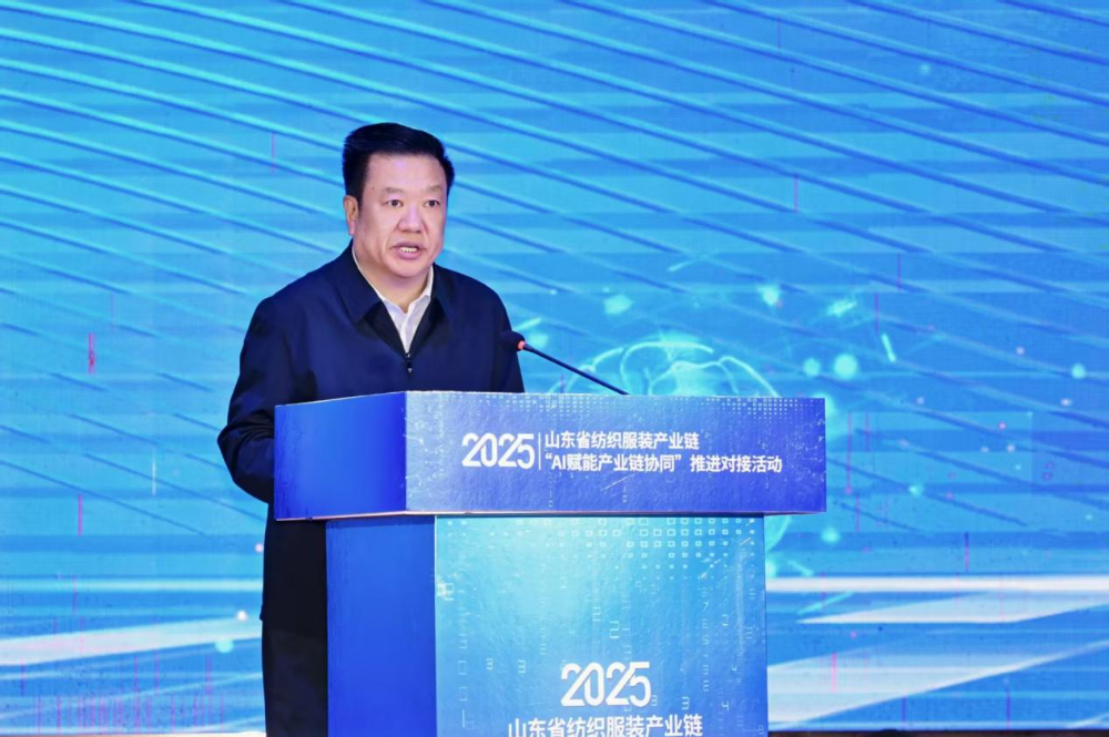11月4日，山東省紡織服裝產(chǎn)業(yè)鏈&ldquo;AI賦能產(chǎn)業(yè)鏈協(xié)同&rdquo;推進(jìn)對(duì)接活動(dòng)在夏津隆重舉行。活動(dòng)緊扣黨的二十屆四中全會(huì)&ldquo;建設(shè)現(xiàn)代化產(chǎn)業(yè)體系，鞏固壯大實(shí)體經(jīng)濟(jì)根基&rdquo;戰(zhàn)略部署，以&ldquo;AI+金融&rdquo;雙輪驅(qū)動(dòng)為核心路徑，匯聚政企銀校各界力量，共商紡織服裝產(chǎn)業(yè)智能化、協(xié)同化升級(jí)大計(jì)，為培育產(chǎn)業(yè)新質(zhì)生產(chǎn)力注入強(qiáng)勁動(dòng)能。  緊扣國(guó)家戰(zhàn)略，  凝聚產(chǎn)業(yè)升級(jí)共識(shí)  活動(dòng)開篇，多位領(lǐng)導(dǎo)嘉賓立足國(guó)家戰(zhàn)略、行業(yè)發(fā)展與地方實(shí)踐，為山東紡織服裝產(chǎn)業(yè)轉(zhuǎn)型把脈定向，凝聚發(fā)展共識(shí)。 山東省政協(xié)副主席、黨組副書記、省紡織服裝產(chǎn)業(yè)鏈鏈長(zhǎng)林峰海在致辭中表示，山東是全國(guó)重要工業(yè)基地，紡織服裝產(chǎn)業(yè)作為中國(guó)紡織服裝產(chǎn)業(yè)核心組成與北方新質(zhì)生產(chǎn)力重要引擎，在穩(wěn)增長(zhǎng)、促消費(fèi)、惠民生及培育新質(zhì)生產(chǎn)力方面作用顯著。山東通過產(chǎn)業(yè)鏈&ldquo;鏈長(zhǎng)制&rdquo;推進(jìn)產(chǎn)業(yè)優(yōu)化升級(jí)，今年前三季度全省紡織業(yè)、服裝服飾業(yè)工業(yè)增加值同比分別增長(zhǎng)4.1%、1.1%，分別高于全國(guó)同行業(yè)0.95個(gè)、3.5個(gè)百分點(diǎn)。德州是我國(guó)重要紡織服裝產(chǎn)業(yè)大市，在新型紡織、家紡等領(lǐng)域競(jìng)爭(zhēng)優(yōu)勢(shì)突出。德州高度重視紡織產(chǎn)業(yè)發(fā)展，將輕紡紡織列為全市11條標(biāo)志性產(chǎn)業(yè)鏈，為全省紡織產(chǎn)業(yè)高質(zhì)量發(fā)展助力；其中夏津作為全國(guó)紗線基地，正通過創(chuàng)新性實(shí)施&ldquo;行業(yè)機(jī)構(gòu)+國(guó)資平臺(tái)+市場(chǎng)主體&rdquo;三方共建模式推動(dòng)產(chǎn)業(yè)發(fā)展。中國(guó)紡織工業(yè)聯(lián)合會(huì)副會(huì)長(zhǎng)閻巖指出，當(dāng)前&ldquo;十五五&rdquo;時(shí)期，紡織服裝業(yè)處于轉(zhuǎn)型升級(jí)關(guān)鍵階段，黨的二十屆四中全會(huì)為產(chǎn)業(yè)發(fā)展指明方向，行業(yè)需聚焦深耕內(nèi)需市場(chǎng)、優(yōu)化外貿(mào)布局、推進(jìn)產(chǎn)業(yè)升級(jí)三大重點(diǎn)，開創(chuàng)高質(zhì)量發(fā)展新局面。她提到，產(chǎn)業(yè)集群化是我國(guó)紡織行業(yè)核心優(yōu)勢(shì)，全國(guó)200余個(gè)紡織服裝產(chǎn)業(yè)地區(qū)正加速轉(zhuǎn)型，而德州夏津作為以紡織為支柱產(chǎn)業(yè)的縣部代表，其探索的共建模式和資源整合方式，為縣域紡織產(chǎn)業(yè)轉(zhuǎn)型升級(jí)提供寶貴經(jīng)驗(yàn)。她希望山東德州夏津紡織產(chǎn)業(yè)把握戰(zhàn)略機(jī)遇，精準(zhǔn)定位、主動(dòng)作為，以新型紡紗產(chǎn)業(yè)大腦為支撐，推動(dòng)人工智能與紡織融合，形成全產(chǎn)業(yè)鏈高效協(xié)同發(fā)展新局面，在產(chǎn)業(yè)高質(zhì)量發(fā)展道路上奮勇前行。 德州市政協(xié)主席卜祥聯(lián)在致辭中指出，人口590萬(wàn)，2024年GDP突破4000億元，是全國(guó)百?gòu)?qiáng)市及山東省唯一達(dá)到經(jīng)濟(jì)系統(tǒng)規(guī)劃的城市。德州始終將紡織服裝產(chǎn)業(yè)作為重點(diǎn)培育領(lǐng)域，2024年產(chǎn)業(yè)規(guī)模超240億元，擁有200余家規(guī)上企業(yè)、華源生態(tài)等龍頭企業(yè)，形成兩大省級(jí)特色產(chǎn)品，還共建現(xiàn)代紡織產(chǎn)業(yè)園、紡織產(chǎn)業(yè)互聯(lián)網(wǎng)平臺(tái)，并成立產(chǎn)業(yè)學(xué)院培養(yǎng)專業(yè)人才。推動(dòng)紡織服裝產(chǎn)業(yè)鏈升級(jí)，需借助AI賦能生產(chǎn)全流程，突破專用算法與裝備瓶頸，同時(shí)依托金融數(shù)據(jù)智能分析匹配企業(yè)需求，落實(shí)&ldquo;鏈長(zhǎng)制&rdquo;補(bǔ)鏈延鏈強(qiáng)鏈，助力行業(yè)從&ldquo;被動(dòng)接單&rdquo;向&ldquo;需求創(chuàng)造&rdquo;轉(zhuǎn)型，培育新質(zhì)生產(chǎn)力。  破解產(chǎn)業(yè)痛點(diǎn)，  構(gòu)建協(xié)同新生態(tài)  活動(dòng)通過兩大簽約儀式與一項(xiàng)啟動(dòng)儀式，落地一批標(biāo)志性合作成果，為紡織服裝產(chǎn)業(yè)高質(zhì)量發(fā)展筑牢根基。為破解紡織產(chǎn)業(yè)&ldquo;信息孤島、要素配置效率低、市場(chǎng)議價(jià)權(quán)低&rdquo;等痛點(diǎn)，夏津縣財(cái)金投資發(fā)展集團(tuán)有限公司聯(lián)合廣東紗纖億信息科技股份有限公司、中國(guó)紡織建設(shè)規(guī)劃院，攜手夏津仁和紡織科技有限公司、山東鴻泰鼎新材料科技有限公司等7家本地骨干企業(yè)，簽訂&ldquo;山東新型紡織（紗纖）產(chǎn)業(yè)大腦上線項(xiàng)目&rdquo;協(xié)議。該項(xiàng)目將整合山東紡織企業(yè)數(shù)據(jù)資源，構(gòu)建紡織服裝產(chǎn)業(yè)智慧供應(yīng)鏈服務(wù)體系，打造&ldquo;山東紡織服裝產(chǎn)業(yè)大腦&rdquo;，預(yù)計(jì)可實(shí)現(xiàn)企業(yè)降本增效、資源優(yōu)化配置的雙重目標(biāo)。圍繞黨的二十屆四中全會(huì)&ldquo;金融服務(wù)實(shí)體經(jīng)濟(jì)&rdquo;的根本宗旨，工商銀行德州分行、建設(shè)銀行德州分行、德州銀行等6家金融機(jī)構(gòu)，分別與德州華源生態(tài)科技有限公司、夏津至謙紡織科技有限公司等6家紡織企業(yè)簽訂金融支持合作協(xié)議。此次簽約聚焦技術(shù)研發(fā)資金保障、市場(chǎng)拓展資本助力，推動(dòng)金融與輕工紡織產(chǎn)業(yè)深度融合，為傳統(tǒng)產(chǎn)業(yè)升級(jí)與創(chuàng)新項(xiàng)目落地搭建資金橋梁。林峰海、閻巖、張慶輝、卜祥聯(lián)、王曉、陳海明、管曉艷、沙淑紅、劉如偉、趙之達(dá)等領(lǐng)導(dǎo)共同啟動(dòng)&ldquo;山東新型紡織（紗纖）產(chǎn)業(yè)大腦暨年產(chǎn)5萬(wàn)噸鴻泰鼎萊賽爾二期投產(chǎn)項(xiàng)目&rdquo;。其中，&ldquo;山東新型紡織（紗纖）產(chǎn)業(yè)大腦&rdquo;已納入山東省工信廳建設(shè)試點(diǎn)，將按照&ldquo;四個(gè)一&rdquo;（一個(gè)算力調(diào)度平臺(tái)、一個(gè)數(shù)據(jù)匯聚平臺(tái)、一個(gè)算法開發(fā)平臺(tái)、一個(gè)服務(wù)開放平臺(tái)）總體構(gòu)架，完善&ldquo;四集&rdquo;（招、集采、集銷、集貸）應(yīng)用場(chǎng)景，打造全國(guó)紡織數(shù)字交易集聚地；鴻泰鼎萊賽爾二期項(xiàng)目投產(chǎn)后，企業(yè)總產(chǎn)能將躍居全國(guó)第二，單線產(chǎn)能全國(guó)第一，助力夏津打造&ldquo;中國(guó)綠色紡織新材料產(chǎn)業(yè)基地&rdquo;。據(jù)悉，鴻泰鼎主營(yíng)的萊賽爾纖維廣泛應(yīng)用于服裝、家紡等領(lǐng)域，其與青島百草股份聯(lián)合開發(fā)的&ldquo;生物功能性萊賽爾纖維&rdquo;已獲&ldquo;省長(zhǎng)杯&rdquo;銅獎(jiǎng)，并應(yīng)用于愛慕內(nèi)衣等知名品牌。  經(jīng)驗(yàn)互鑒，  探索升級(jí)新路徑  與會(huì)專家、地市代表與企業(yè)家圍繞&ldquo;AI賦能&rdquo;&ldquo;集群發(fā)展&rdquo;&ldquo;數(shù)字化轉(zhuǎn)型&rdquo;等核心議題，開展深度交流，為產(chǎn)業(yè)升級(jí)提供多元思路。中國(guó)紡織建設(shè)規(guī)劃院院長(zhǎng)張慶輝以《AI賦能、生態(tài)共建-開啟夏津紡織服裝高質(zhì)量發(fā)展新篇章》為題作專題講座，系統(tǒng)解析AI技術(shù)在紡織產(chǎn)業(yè)生產(chǎn)、供應(yīng)鏈、市場(chǎng)端的應(yīng)用路徑，提出生態(tài)共建的產(chǎn)業(yè)升級(jí)模式。他強(qiáng)調(diào)，擁抱AI是產(chǎn)業(yè)轉(zhuǎn)型的必答題。目前行業(yè)AI應(yīng)用呈現(xiàn)&ldquo;消費(fèi)端強(qiáng)、生產(chǎn)端弱&rdquo;的特點(diǎn)，Zara、亞馬遜及國(guó)內(nèi)電商平臺(tái)已在設(shè)計(jì)、選品等消費(fèi)端廣泛應(yīng)用AI，但生產(chǎn)與供應(yīng)鏈端仍處于起步階段，山東可借鑒浙江、江蘇、福建等省份的先進(jìn)經(jīng)驗(yàn)。他提到，從2023年底開始，中國(guó)紡織建設(shè)規(guī)劃院與夏津達(dá)成深度戰(zhàn)略合作，以夏津現(xiàn)代產(chǎn)業(yè)園建設(shè)為核心，圍繞夏津構(gòu)建現(xiàn)代紡織產(chǎn)業(yè)體系這一目標(biāo)，確立了數(shù)字化、智能化、時(shí)尚化的發(fā)展路徑。為了確保戰(zhàn)略規(guī)劃的落地實(shí)施，在構(gòu)建政產(chǎn)學(xué)研用平臺(tái)的同時(shí)，引入紗纖億工業(yè)互聯(lián)網(wǎng)平臺(tái)，與夏津縣三方共建，投資建立了紗纖億（山東）工業(yè)互聯(lián)網(wǎng)平臺(tái)，在深挖夏津紗線價(jià)值的基礎(chǔ)上，打通產(chǎn)業(yè)上下游，推進(jìn)產(chǎn)業(yè)鏈生態(tài)協(xié)同，助力夏津紡織產(chǎn)業(yè)高質(zhì)量發(fā)展。德州市副市長(zhǎng)、市輕工紡織產(chǎn)業(yè)鏈鏈長(zhǎng)陳海明在推介德州市紡織服裝產(chǎn)業(yè)時(shí)表示，德州近年借先進(jìn)制造業(yè)強(qiáng)市、數(shù)字強(qiáng)市戰(zhàn)略，推動(dòng)紡織產(chǎn)業(yè)研發(fā)創(chuàng)新與設(shè)備更新，今年1-8月規(guī)上企業(yè)銷售收入132億元，紗線產(chǎn)能600萬(wàn)噸（占全省1%），是全國(guó)最大差別化紡線生產(chǎn)基地，擁有多項(xiàng)產(chǎn)業(yè)榮譽(yù)，形成全產(chǎn)業(yè)鏈。德州通過三舉措推動(dòng)產(chǎn)業(yè)發(fā)展：一是技改賦能，近三年實(shí)施36個(gè)技改項(xiàng)目，關(guān)鍵設(shè)備更新率超70%，夏津縣等獲多項(xiàng)數(shù)字化榮譽(yù)，華源生態(tài)改造后生產(chǎn)效率提升三成；二是科技創(chuàng)新，深化校企合作，制定12項(xiàng)標(biāo)準(zhǔn)，培育隱形冠軍企業(yè)；三是開放合作，舉辦峰會(huì)、組團(tuán)出海，今年前3季度紡織服裝出口47.3億元，同比增46.1%。&ldquo;十五五&rdquo;期間，德州將以產(chǎn)業(yè)集聚為導(dǎo)向，打造兩大核心產(chǎn)業(yè)集群，加大科技投入，優(yōu)化產(chǎn)業(yè)生態(tài)，期待與企業(yè)家深化合作，推動(dòng)產(chǎn)業(yè)高質(zhì)量發(fā)展。夏津縣委副書記、縣長(zhǎng)趙之達(dá)以《激活鏈?zhǔn)絽f(xié)同新動(dòng)能帶動(dòng)紡織集群新躍升》為主題，介紹了夏津培育紡織產(chǎn)業(yè)集群的實(shí)踐經(jīng)驗(yàn)。他表示，夏邑紡織服裝產(chǎn)業(yè)規(guī)模突出，有246家企業(yè)、300萬(wàn)錠紡紗規(guī)模（占山東1/10），獲多項(xiàng)產(chǎn)業(yè)榮譽(yù)。近年通過四舉措推動(dòng)產(chǎn)業(yè)升級(jí)：一是建協(xié)同生態(tài)，聯(lián)多方共建產(chǎn)業(yè)園、政產(chǎn)學(xué)研用平臺(tái)；二是打造產(chǎn)業(yè)大腦，建紡織產(chǎn)業(yè)平臺(tái)，聯(lián)動(dòng)多地資源；三是深化升級(jí)，開展企業(yè)改造，探索綠色低碳發(fā)展；四是創(chuàng)新產(chǎn)品供給，以市場(chǎng)為導(dǎo)向?qū)崿F(xiàn)柔性生產(chǎn)。未來，夏邑將按&ldquo;一園區(qū)一平臺(tái)兩基地&rdquo;戰(zhàn)略，構(gòu)建500億級(jí)產(chǎn)業(yè)集群，為先進(jìn)制造業(yè)強(qiáng)省建設(shè)發(fā)力。威海市工業(yè)和信息化局副局長(zhǎng)劉海燕圍繞&ldquo;工裝小切口推動(dòng)紡織服裝產(chǎn)業(yè)大轉(zhuǎn)型&rdquo;，系統(tǒng)介紹了威海市以工裝領(lǐng)域?yàn)橥黄泣c(diǎn)、帶動(dòng)產(chǎn)業(yè)整體升級(jí)的創(chuàng)新探索。作為紡織服裝產(chǎn)業(yè)的重要細(xì)分領(lǐng)域，工裝憑借應(yīng)用場(chǎng)景明確、需求相對(duì)穩(wěn)定、產(chǎn)業(yè)鏈帶動(dòng)性強(qiáng)的特點(diǎn)，成為威海撬動(dòng)產(chǎn)業(yè)轉(zhuǎn)型的關(guān)鍵抓手。在市級(jí)層面推進(jìn)工裝領(lǐng)域品質(zhì)提升過程中，威海市聚焦協(xié)同、創(chuàng)新、綠色三大核心，重點(diǎn)從三方面發(fā)力：進(jìn)一步搭建多元化產(chǎn)業(yè)服務(wù)平臺(tái)、優(yōu)化產(chǎn)業(yè)發(fā)展生態(tài)；出臺(tái)專項(xiàng)扶持政策，推動(dòng)AI、大數(shù)據(jù)等數(shù)字技術(shù)在工裝產(chǎn)業(yè)的普及應(yīng)用；加快區(qū)域工裝品牌整合與培育，探索工裝與職業(yè)健康、智能穿戴等領(lǐng)域融合發(fā)展的新模式，以工裝產(chǎn)業(yè)的高質(zhì)量發(fā)展，為威海市紡織服裝產(chǎn)業(yè)轉(zhuǎn)型升級(jí)注入持久動(dòng)力。此外，青島市即墨區(qū)工業(yè)和信息化局、棗莊市紡織服裝協(xié)會(huì)、濰坊昌邑市工業(yè)和信息化局的相關(guān)負(fù)責(zé)人分別推介了本地針織集群、童裝集群、中國(guó)針織服裝集群及紡織產(chǎn)業(yè)集群的創(chuàng)新探索實(shí)踐，展現(xiàn)了山東紡織產(chǎn)業(yè)&ldquo;各有特色、協(xié)同發(fā)展&rdquo;的集群格局。  樣板引路，  強(qiáng)化支撐保障  在企業(yè)經(jīng)驗(yàn)分享環(huán)節(jié)，多家優(yōu)秀企業(yè)和金融機(jī)構(gòu)分享了數(shù)字化轉(zhuǎn)型實(shí)戰(zhàn)經(jīng)驗(yàn)及專屬服務(wù)方案，既為行業(yè)提供可復(fù)制的&ldquo;轉(zhuǎn)型樣板&rdquo;，也為產(chǎn)業(yè)升級(jí)注入精準(zhǔn)金融&ldquo;活水&rdquo;。迪尚集團(tuán)供應(yīng)鏈管理中心總經(jīng)理吳利平以《夯實(shí)數(shù)字基座智領(lǐng)工裝未來》為題，分享了企業(yè)數(shù)字化轉(zhuǎn)型經(jīng)驗(yàn)。她表示，面對(duì)數(shù)字化浪潮，迪尚集團(tuán)從服裝制造向科技賦能轉(zhuǎn)型，用科技重塑工裝、為勞動(dòng)者賦能，踐行傳統(tǒng)行業(yè)新質(zhì)生產(chǎn)力。集團(tuán)搭建了PLM、MES、ERP等全流程系統(tǒng)，投資超1億元打造數(shù)字孿生平臺(tái)，以數(shù)據(jù)支撐AI應(yīng)用。AI可精準(zhǔn)預(yù)測(cè)市場(chǎng)、提升設(shè)計(jì)研發(fā)效率，生產(chǎn)端視覺檢測(cè)準(zhǔn)確率達(dá)99.5%，凱云工廠改造后效率提升10%-15%。今年迪尚集團(tuán)啟動(dòng)相關(guān)項(xiàng)目，參與成立開源創(chuàng)新平臺(tái)，未來將推動(dòng)外貿(mào)標(biāo)準(zhǔn)轉(zhuǎn)化，開放資源攜手會(huì)員企業(yè)提升全球競(jìng)爭(zhēng)力。紗纖億信息科技（山東）有限公司總經(jīng)理井曉妮圍繞《產(chǎn)業(yè)數(shù)字化政策建設(shè)紡織現(xiàn)代化體系》主題，系統(tǒng)介紹了公司以產(chǎn)業(yè)互聯(lián)網(wǎng)平臺(tái)為載體、推動(dòng)紡織服裝產(chǎn)業(yè)數(shù)字化轉(zhuǎn)型的實(shí)踐路徑與成果。紗纖億信息科技（山東）有限公司以紡織服裝全產(chǎn)業(yè)鏈協(xié)同發(fā)展戰(zhàn)略為核心，共建山東新型紡織（紗纖）產(chǎn)業(yè)大腦。平臺(tái)上線近一年，交易額達(dá)3.3億元，服務(wù)企業(yè)100余家，為企業(yè)降本200元/噸、縮短庫(kù)存周期10天，還拓展了國(guó)際市場(chǎng)。公司借AI、大數(shù)據(jù)優(yōu)化生產(chǎn)，提供信用評(píng)級(jí)、人才庫(kù)服務(wù)。未來將按規(guī)劃推進(jìn)項(xiàng)目，攜手伙伴助力紡織產(chǎn)業(yè)高質(zhì)量發(fā)展。德州華源生態(tài)科技有限公司信息主管李德凱在作企業(yè)新產(chǎn)品時(shí)，介紹了公司數(shù)字化改造具體做法和產(chǎn)品定價(jià)采用差異化策略。公司涉及新風(fēng)相關(guān)業(yè)務(wù)，并有業(yè)務(wù)場(chǎng)景落地于機(jī)場(chǎng)；企業(yè)關(guān)注產(chǎn)業(yè)生產(chǎn)環(huán)節(jié)，會(huì)將相關(guān)數(shù)據(jù)送至數(shù)據(jù)中心，同時(shí)關(guān)注生產(chǎn)中系統(tǒng)配置問題，如6級(jí)系統(tǒng)搭配1600配置即可滿足需求。會(huì)上，中國(guó)民生銀行濟(jì)南分行、工商銀行德州分行、建設(shè)銀行德州分行等8家金融機(jī)構(gòu)與單位，分別推介紡織服裝產(chǎn)業(yè)鏈特色金融產(chǎn)品，為本地紡織服裝企業(yè)構(gòu)建起覆蓋融資、擔(dān)保、出口、風(fēng)險(xiǎn)保障的全方位金融支持體系。此次推進(jìn)對(duì)接活動(dòng)的成功舉辦，不僅搭建了政企銀校協(xié)同合作的高端平臺(tái)，更落地了一批破解產(chǎn)業(yè)痛點(diǎn)、激活發(fā)展動(dòng)能的關(guān)鍵項(xiàng)目。未來，山東紡織服裝產(chǎn)業(yè)將以此次活動(dòng)為契機(jī)，持續(xù)深化&ldquo;AI+金融&rdquo;雙輪驅(qū)動(dòng)，強(qiáng)化產(chǎn)業(yè)鏈協(xié)同，加快數(shù)智化、綠色化、品牌化轉(zhuǎn)型；夏津縣將繼續(xù)優(yōu)化&ldquo;政府創(chuàng)造環(huán)境、企業(yè)創(chuàng)造財(cái)富&rdquo;的營(yíng)商環(huán)境，誠(chéng)摯邀請(qǐng)各界企業(yè)家投資興業(yè)，共同推動(dòng)山東紡織服裝產(chǎn)業(yè)在建設(shè)現(xiàn)代化產(chǎn)業(yè)體系中貢獻(xiàn)更大力量。