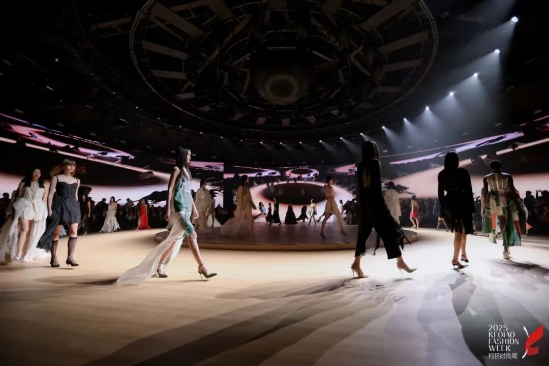 2025柯橋時尚周(秋季)啟幕!十年織夢,時尚共鳴“洄響”千年紡都