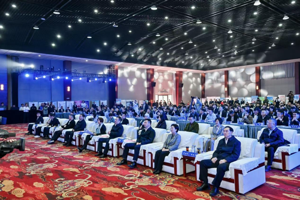 11月4日，山東省紡織服裝產(chǎn)業(yè)鏈&ldquo;AI賦能產(chǎn)業(yè)鏈協(xié)同&rdquo;推進(jìn)對(duì)接活動(dòng)在夏津隆重舉行。活動(dòng)緊扣黨的二十屆四中全會(huì)&ldquo;建設(shè)現(xiàn)代化產(chǎn)業(yè)體系，鞏固壯大實(shí)體經(jīng)濟(jì)根基&rdquo;戰(zhàn)略部署，以&ldquo;AI+金融&rdquo;雙輪驅(qū)動(dòng)為核心路徑，匯聚政企銀校各界力量，共商紡織服裝產(chǎn)業(yè)智能化、協(xié)同化升級(jí)大計(jì)，為培育產(chǎn)業(yè)新質(zhì)生產(chǎn)力注入強(qiáng)勁動(dòng)能。  緊扣國(guó)家戰(zhàn)略，  凝聚產(chǎn)業(yè)升級(jí)共識(shí)  活動(dòng)開篇，多位領(lǐng)導(dǎo)嘉賓立足國(guó)家戰(zhàn)略、行業(yè)發(fā)展與地方實(shí)踐，為山東紡織服裝產(chǎn)業(yè)轉(zhuǎn)型把脈定向，凝聚發(fā)展共識(shí)。 山東省政協(xié)副主席、黨組副書記、省紡織服裝產(chǎn)業(yè)鏈鏈長(zhǎng)林峰海在致辭中表示，山東是全國(guó)重要工業(yè)基地，紡織服裝產(chǎn)業(yè)作為中國(guó)紡織服裝產(chǎn)業(yè)核心組成與北方新質(zhì)生產(chǎn)力重要引擎，在穩(wěn)增長(zhǎng)、促消費(fèi)、惠民生及培育新質(zhì)生產(chǎn)力方面作用顯著。山東通過產(chǎn)業(yè)鏈&ldquo;鏈長(zhǎng)制&rdquo;推進(jìn)產(chǎn)業(yè)優(yōu)化升級(jí)，今年前三季度全省紡織業(yè)、服裝服飾業(yè)工業(yè)增加值同比分別增長(zhǎng)4.1%、1.1%，分別高于全國(guó)同行業(yè)0.95個(gè)、3.5個(gè)百分點(diǎn)。德州是我國(guó)重要紡織服裝產(chǎn)業(yè)大市，在新型紡織、家紡等領(lǐng)域競(jìng)爭(zhēng)優(yōu)勢(shì)突出。德州高度重視紡織產(chǎn)業(yè)發(fā)展，將輕紡紡織列為全市11條標(biāo)志性產(chǎn)業(yè)鏈，為全省紡織產(chǎn)業(yè)高質(zhì)量發(fā)展助力；其中夏津作為全國(guó)紗線基地，正通過創(chuàng)新性實(shí)施&ldquo;行業(yè)機(jī)構(gòu)+國(guó)資平臺(tái)+市場(chǎng)主體&rdquo;三方共建模式推動(dòng)產(chǎn)業(yè)發(fā)展。中國(guó)紡織工業(yè)聯(lián)合會(huì)副會(huì)長(zhǎng)閻巖指出，當(dāng)前&ldquo;十五五&rdquo;時(shí)期，紡織服裝業(yè)處于轉(zhuǎn)型升級(jí)關(guān)鍵階段，黨的二十屆四中全會(huì)為產(chǎn)業(yè)發(fā)展指明方向，行業(yè)需聚焦深耕內(nèi)需市場(chǎng)、優(yōu)化外貿(mào)布局、推進(jìn)產(chǎn)業(yè)升級(jí)三大重點(diǎn)，開創(chuàng)高質(zhì)量發(fā)展新局面。她提到，產(chǎn)業(yè)集群化是我國(guó)紡織行業(yè)核心優(yōu)勢(shì)，全國(guó)200余個(gè)紡織服裝產(chǎn)業(yè)地區(qū)正加速轉(zhuǎn)型，而德州夏津作為以紡織為支柱產(chǎn)業(yè)的縣部代表，其探索的共建模式和資源整合方式，為縣域紡織產(chǎn)業(yè)轉(zhuǎn)型升級(jí)提供寶貴經(jīng)驗(yàn)。她希望山東德州夏津紡織產(chǎn)業(yè)把握戰(zhàn)略機(jī)遇，精準(zhǔn)定位、主動(dòng)作為，以新型紡紗產(chǎn)業(yè)大腦為支撐，推動(dòng)人工智能與紡織融合，形成全產(chǎn)業(yè)鏈高效協(xié)同發(fā)展新局面，在產(chǎn)業(yè)高質(zhì)量發(fā)展道路上奮勇前行。 德州市政協(xié)主席卜祥聯(lián)在致辭中指出，人口590萬(wàn)，2024年GDP突破4000億元，是全國(guó)百?gòu)?qiáng)市及山東省唯一達(dá)到經(jīng)濟(jì)系統(tǒng)規(guī)劃的城市。德州始終將紡織服裝產(chǎn)業(yè)作為重點(diǎn)培育領(lǐng)域，2024年產(chǎn)業(yè)規(guī)模超240億元，擁有200余家規(guī)上企業(yè)、華源生態(tài)等龍頭企業(yè)，形成兩大省級(jí)特色產(chǎn)品，還共建現(xiàn)代紡織產(chǎn)業(yè)園、紡織產(chǎn)業(yè)互聯(lián)網(wǎng)平臺(tái)，并成立產(chǎn)業(yè)學(xué)院培養(yǎng)專業(yè)人才。推動(dòng)紡織服裝產(chǎn)業(yè)鏈升級(jí)，需借助AI賦能生產(chǎn)全流程，突破專用算法與裝備瓶頸，同時(shí)依托金融數(shù)據(jù)智能分析匹配企業(yè)需求，落實(shí)&ldquo;鏈長(zhǎng)制&rdquo;補(bǔ)鏈延鏈強(qiáng)鏈，助力行業(yè)從&ldquo;被動(dòng)接單&rdquo;向&ldquo;需求創(chuàng)造&rdquo;轉(zhuǎn)型，培育新質(zhì)生產(chǎn)力。  破解產(chǎn)業(yè)痛點(diǎn)，  構(gòu)建協(xié)同新生態(tài)  活動(dòng)通過兩大簽約儀式與一項(xiàng)啟動(dòng)儀式，落地一批標(biāo)志性合作成果，為紡織服裝產(chǎn)業(yè)高質(zhì)量發(fā)展筑牢根基。為破解紡織產(chǎn)業(yè)&ldquo;信息孤島、要素配置效率低、市場(chǎng)議價(jià)權(quán)低&rdquo;等痛點(diǎn)，夏津縣財(cái)金投資發(fā)展集團(tuán)有限公司聯(lián)合廣東紗纖億信息科技股份有限公司、中國(guó)紡織建設(shè)規(guī)劃院，攜手夏津仁和紡織科技有限公司、山東鴻泰鼎新材料科技有限公司等7家本地骨干企業(yè)，簽訂&ldquo;山東新型紡織（紗纖）產(chǎn)業(yè)大腦上線項(xiàng)目&rdquo;協(xié)議。該項(xiàng)目將整合山東紡織企業(yè)數(shù)據(jù)資源，構(gòu)建紡織服裝產(chǎn)業(yè)智慧供應(yīng)鏈服務(wù)體系，打造&ldquo;山東紡織服裝產(chǎn)業(yè)大腦&rdquo;，預(yù)計(jì)可實(shí)現(xiàn)企業(yè)降本增效、資源優(yōu)化配置的雙重目標(biāo)。圍繞黨的二十屆四中全會(huì)&ldquo;金融服務(wù)實(shí)體經(jīng)濟(jì)&rdquo;的根本宗旨，工商銀行德州分行、建設(shè)銀行德州分行、德州銀行等6家金融機(jī)構(gòu)，分別與德州華源生態(tài)科技有限公司、夏津至謙紡織科技有限公司等6家紡織企業(yè)簽訂金融支持合作協(xié)議。此次簽約聚焦技術(shù)研發(fā)資金保障、市場(chǎng)拓展資本助力，推動(dòng)金融與輕工紡織產(chǎn)業(yè)深度融合，為傳統(tǒng)產(chǎn)業(yè)升級(jí)與創(chuàng)新項(xiàng)目落地搭建資金橋梁。林峰海、閻巖、張慶輝、卜祥聯(lián)、王曉、陳海明、管曉艷、沙淑紅、劉如偉、趙之達(dá)等領(lǐng)導(dǎo)共同啟動(dòng)&ldquo;山東新型紡織（紗纖）產(chǎn)業(yè)大腦暨年產(chǎn)5萬(wàn)噸鴻泰鼎萊賽爾二期投產(chǎn)項(xiàng)目&rdquo;。其中，&ldquo;山東新型紡織（紗纖）產(chǎn)業(yè)大腦&rdquo;已納入山東省工信廳建設(shè)試點(diǎn)，將按照&ldquo;四個(gè)一&rdquo;（一個(gè)算力調(diào)度平臺(tái)、一個(gè)數(shù)據(jù)匯聚平臺(tái)、一個(gè)算法開發(fā)平臺(tái)、一個(gè)服務(wù)開放平臺(tái)）總體構(gòu)架，完善&ldquo;四集&rdquo;（招、集采、集銷、集貸）應(yīng)用場(chǎng)景，打造全國(guó)紡織數(shù)字交易集聚地；鴻泰鼎萊賽爾二期項(xiàng)目投產(chǎn)后，企業(yè)總產(chǎn)能將躍居全國(guó)第二，單線產(chǎn)能全國(guó)第一，助力夏津打造&ldquo;中國(guó)綠色紡織新材料產(chǎn)業(yè)基地&rdquo;。據(jù)悉，鴻泰鼎主營(yíng)的萊賽爾纖維廣泛應(yīng)用于服裝、家紡等領(lǐng)域，其與青島百草股份聯(lián)合開發(fā)的&ldquo;生物功能性萊賽爾纖維&rdquo;已獲&ldquo;省長(zhǎng)杯&rdquo;銅獎(jiǎng)，并應(yīng)用于愛慕內(nèi)衣等知名品牌。  經(jīng)驗(yàn)互鑒，  探索升級(jí)新路徑  與會(huì)專家、地市代表與企業(yè)家圍繞&ldquo;AI賦能&rdquo;&ldquo;集群發(fā)展&rdquo;&ldquo;數(shù)字化轉(zhuǎn)型&rdquo;等核心議題，開展深度交流，為產(chǎn)業(yè)升級(jí)提供多元思路。中國(guó)紡織建設(shè)規(guī)劃院院長(zhǎng)張慶輝以《AI賦能、生態(tài)共建-開啟夏津紡織服裝高質(zhì)量發(fā)展新篇章》為題作專題講座，系統(tǒng)解析AI技術(shù)在紡織產(chǎn)業(yè)生產(chǎn)、供應(yīng)鏈、市場(chǎng)端的應(yīng)用路徑，提出生態(tài)共建的產(chǎn)業(yè)升級(jí)模式。他強(qiáng)調(diào)，擁抱AI是產(chǎn)業(yè)轉(zhuǎn)型的必答題。目前行業(yè)AI應(yīng)用呈現(xiàn)&ldquo;消費(fèi)端強(qiáng)、生產(chǎn)端弱&rdquo;的特點(diǎn)，Zara、亞馬遜及國(guó)內(nèi)電商平臺(tái)已在設(shè)計(jì)、選品等消費(fèi)端廣泛應(yīng)用AI，但生產(chǎn)與供應(yīng)鏈端仍處于起步階段，山東可借鑒浙江、江蘇、福建等省份的先進(jìn)經(jīng)驗(yàn)。他提到，從2023年底開始，中國(guó)紡織建設(shè)規(guī)劃院與夏津達(dá)成深度戰(zhàn)略合作，以夏津現(xiàn)代產(chǎn)業(yè)園建設(shè)為核心，圍繞夏津構(gòu)建現(xiàn)代紡織產(chǎn)業(yè)體系這一目標(biāo)，確立了數(shù)字化、智能化、時(shí)尚化的發(fā)展路徑。為了確保戰(zhàn)略規(guī)劃的落地實(shí)施，在構(gòu)建政產(chǎn)學(xué)研用平臺(tái)的同時(shí)，引入紗纖億工業(yè)互聯(lián)網(wǎng)平臺(tái)，與夏津縣三方共建，投資建立了紗纖億（山東）工業(yè)互聯(lián)網(wǎng)平臺(tái)，在深挖夏津紗線價(jià)值的基礎(chǔ)上，打通產(chǎn)業(yè)上下游，推進(jìn)產(chǎn)業(yè)鏈生態(tài)協(xié)同，助力夏津紡織產(chǎn)業(yè)高質(zhì)量發(fā)展。德州市副市長(zhǎng)、市輕工紡織產(chǎn)業(yè)鏈鏈長(zhǎng)陳海明在推介德州市紡織服裝產(chǎn)業(yè)時(shí)表示，德州近年借先進(jìn)制造業(yè)強(qiáng)市、數(shù)字強(qiáng)市戰(zhàn)略，推動(dòng)紡織產(chǎn)業(yè)研發(fā)創(chuàng)新與設(shè)備更新，今年1-8月規(guī)上企業(yè)銷售收入132億元，紗線產(chǎn)能600萬(wàn)噸（占全省1%），是全國(guó)最大差別化紡線生產(chǎn)基地，擁有多項(xiàng)產(chǎn)業(yè)榮譽(yù)，形成全產(chǎn)業(yè)鏈。德州通過三舉措推動(dòng)產(chǎn)業(yè)發(fā)展：一是技改賦能，近三年實(shí)施36個(gè)技改項(xiàng)目，關(guān)鍵設(shè)備更新率超70%，夏津縣等獲多項(xiàng)數(shù)字化榮譽(yù)，華源生態(tài)改造后生產(chǎn)效率提升三成；二是科技創(chuàng)新，深化校企合作，制定12項(xiàng)標(biāo)準(zhǔn)，培育隱形冠軍企業(yè)；三是開放合作，舉辦峰會(huì)、組團(tuán)出海，今年前3季度紡織服裝出口47.3億元，同比增46.1%。&ldquo;十五五&rdquo;期間，德州將以產(chǎn)業(yè)集聚為導(dǎo)向，打造兩大核心產(chǎn)業(yè)集群，加大科技投入，優(yōu)化產(chǎn)業(yè)生態(tài)，期待與企業(yè)家深化合作，推動(dòng)產(chǎn)業(yè)高質(zhì)量發(fā)展。夏津縣委副書記、縣長(zhǎng)趙之達(dá)以《激活鏈?zhǔn)絽f(xié)同新動(dòng)能帶動(dòng)紡織集群新躍升》為主題，介紹了夏津培育紡織產(chǎn)業(yè)集群的實(shí)踐經(jīng)驗(yàn)。他表示，夏邑紡織服裝產(chǎn)業(yè)規(guī)模突出，有246家企業(yè)、300萬(wàn)錠紡紗規(guī)模（占山東1/10），獲多項(xiàng)產(chǎn)業(yè)榮譽(yù)。近年通過四舉措推動(dòng)產(chǎn)業(yè)升級(jí)：一是建協(xié)同生態(tài)，聯(lián)多方共建產(chǎn)業(yè)園、政產(chǎn)學(xué)研用平臺(tái)；二是打造產(chǎn)業(yè)大腦，建紡織產(chǎn)業(yè)平臺(tái)，聯(lián)動(dòng)多地資源；三是深化升級(jí)，開展企業(yè)改造，探索綠色低碳發(fā)展；四是創(chuàng)新產(chǎn)品供給，以市場(chǎng)為導(dǎo)向?qū)崿F(xiàn)柔性生產(chǎn)。未來，夏邑將按&ldquo;一園區(qū)一平臺(tái)兩基地&rdquo;戰(zhàn)略，構(gòu)建500億級(jí)產(chǎn)業(yè)集群，為先進(jìn)制造業(yè)強(qiáng)省建設(shè)發(fā)力。威海市工業(yè)和信息化局副局長(zhǎng)劉海燕圍繞&ldquo;工裝小切口推動(dòng)紡織服裝產(chǎn)業(yè)大轉(zhuǎn)型&rdquo;，系統(tǒng)介紹了威海市以工裝領(lǐng)域?yàn)橥黄泣c(diǎn)、帶動(dòng)產(chǎn)業(yè)整體升級(jí)的創(chuàng)新探索。作為紡織服裝產(chǎn)業(yè)的重要細(xì)分領(lǐng)域，工裝憑借應(yīng)用場(chǎng)景明確、需求相對(duì)穩(wěn)定、產(chǎn)業(yè)鏈帶動(dòng)性強(qiáng)的特點(diǎn)，成為威海撬動(dòng)產(chǎn)業(yè)轉(zhuǎn)型的關(guān)鍵抓手。在市級(jí)層面推進(jìn)工裝領(lǐng)域品質(zhì)提升過程中，威海市聚焦協(xié)同、創(chuàng)新、綠色三大核心，重點(diǎn)從三方面發(fā)力：進(jìn)一步搭建多元化產(chǎn)業(yè)服務(wù)平臺(tái)、優(yōu)化產(chǎn)業(yè)發(fā)展生態(tài)；出臺(tái)專項(xiàng)扶持政策，推動(dòng)AI、大數(shù)據(jù)等數(shù)字技術(shù)在工裝產(chǎn)業(yè)的普及應(yīng)用；加快區(qū)域工裝品牌整合與培育，探索工裝與職業(yè)健康、智能穿戴等領(lǐng)域融合發(fā)展的新模式，以工裝產(chǎn)業(yè)的高質(zhì)量發(fā)展，為威海市紡織服裝產(chǎn)業(yè)轉(zhuǎn)型升級(jí)注入持久動(dòng)力。此外，青島市即墨區(qū)工業(yè)和信息化局、棗莊市紡織服裝協(xié)會(huì)、濰坊昌邑市工業(yè)和信息化局的相關(guān)負(fù)責(zé)人分別推介了本地針織集群、童裝集群、中國(guó)針織服裝集群及紡織產(chǎn)業(yè)集群的創(chuàng)新探索實(shí)踐，展現(xiàn)了山東紡織產(chǎn)業(yè)&ldquo;各有特色、協(xié)同發(fā)展&rdquo;的集群格局。  樣板引路，  強(qiáng)化支撐保障  在企業(yè)經(jīng)驗(yàn)分享環(huán)節(jié)，多家優(yōu)秀企業(yè)和金融機(jī)構(gòu)分享了數(shù)字化轉(zhuǎn)型實(shí)戰(zhàn)經(jīng)驗(yàn)及專屬服務(wù)方案，既為行業(yè)提供可復(fù)制的&ldquo;轉(zhuǎn)型樣板&rdquo;，也為產(chǎn)業(yè)升級(jí)注入精準(zhǔn)金融&ldquo;活水&rdquo;。迪尚集團(tuán)供應(yīng)鏈管理中心總經(jīng)理吳利平以《夯實(shí)數(shù)字基座智領(lǐng)工裝未來》為題，分享了企業(yè)數(shù)字化轉(zhuǎn)型經(jīng)驗(yàn)。她表示，面對(duì)數(shù)字化浪潮，迪尚集團(tuán)從服裝制造向科技賦能轉(zhuǎn)型，用科技重塑工裝、為勞動(dòng)者賦能，踐行傳統(tǒng)行業(yè)新質(zhì)生產(chǎn)力。集團(tuán)搭建了PLM、MES、ERP等全流程系統(tǒng)，投資超1億元打造數(shù)字孿生平臺(tái)，以數(shù)據(jù)支撐AI應(yīng)用。AI可精準(zhǔn)預(yù)測(cè)市場(chǎng)、提升設(shè)計(jì)研發(fā)效率，生產(chǎn)端視覺檢測(cè)準(zhǔn)確率達(dá)99.5%，凱云工廠改造后效率提升10%-15%。今年迪尚集團(tuán)啟動(dòng)相關(guān)項(xiàng)目，參與成立開源創(chuàng)新平臺(tái)，未來將推動(dòng)外貿(mào)標(biāo)準(zhǔn)轉(zhuǎn)化，開放資源攜手會(huì)員企業(yè)提升全球競(jìng)爭(zhēng)力。紗纖億信息科技（山東）有限公司總經(jīng)理井曉妮圍繞《產(chǎn)業(yè)數(shù)字化政策建設(shè)紡織現(xiàn)代化體系》主題，系統(tǒng)介紹了公司以產(chǎn)業(yè)互聯(lián)網(wǎng)平臺(tái)為載體、推動(dòng)紡織服裝產(chǎn)業(yè)數(shù)字化轉(zhuǎn)型的實(shí)踐路徑與成果。紗纖億信息科技（山東）有限公司以紡織服裝全產(chǎn)業(yè)鏈協(xié)同發(fā)展戰(zhàn)略為核心，共建山東新型紡織（紗纖）產(chǎn)業(yè)大腦。平臺(tái)上線近一年，交易額達(dá)3.3億元，服務(wù)企業(yè)100余家，為企業(yè)降本200元/噸、縮短庫(kù)存周期10天，還拓展了國(guó)際市場(chǎng)。公司借AI、大數(shù)據(jù)優(yōu)化生產(chǎn)，提供信用評(píng)級(jí)、人才庫(kù)服務(wù)。未來將按規(guī)劃推進(jìn)項(xiàng)目，攜手伙伴助力紡織產(chǎn)業(yè)高質(zhì)量發(fā)展。德州華源生態(tài)科技有限公司信息主管李德凱在作企業(yè)新產(chǎn)品時(shí)，介紹了公司數(shù)字化改造具體做法和產(chǎn)品定價(jià)采用差異化策略。公司涉及新風(fēng)相關(guān)業(yè)務(wù)，并有業(yè)務(wù)場(chǎng)景落地于機(jī)場(chǎng)；企業(yè)關(guān)注產(chǎn)業(yè)生產(chǎn)環(huán)節(jié)，會(huì)將相關(guān)數(shù)據(jù)送至數(shù)據(jù)中心，同時(shí)關(guān)注生產(chǎn)中系統(tǒng)配置問題，如6級(jí)系統(tǒng)搭配1600配置即可滿足需求。會(huì)上，中國(guó)民生銀行濟(jì)南分行、工商銀行德州分行、建設(shè)銀行德州分行等8家金融機(jī)構(gòu)與單位，分別推介紡織服裝產(chǎn)業(yè)鏈特色金融產(chǎn)品，為本地紡織服裝企業(yè)構(gòu)建起覆蓋融資、擔(dān)保、出口、風(fēng)險(xiǎn)保障的全方位金融支持體系。此次推進(jìn)對(duì)接活動(dòng)的成功舉辦，不僅搭建了政企銀校協(xié)同合作的高端平臺(tái)，更落地了一批破解產(chǎn)業(yè)痛點(diǎn)、激活發(fā)展動(dòng)能的關(guān)鍵項(xiàng)目。未來，山東紡織服裝產(chǎn)業(yè)將以此次活動(dòng)為契機(jī)，持續(xù)深化&ldquo;AI+金融&rdquo;雙輪驅(qū)動(dòng)，強(qiáng)化產(chǎn)業(yè)鏈協(xié)同，加快數(shù)智化、綠色化、品牌化轉(zhuǎn)型；夏津縣將繼續(xù)優(yōu)化&ldquo;政府創(chuàng)造環(huán)境、企業(yè)創(chuàng)造財(cái)富&rdquo;的營(yíng)商環(huán)境，誠(chéng)摯邀請(qǐng)各界企業(yè)家投資興業(yè)，共同推動(dòng)山東紡織服裝產(chǎn)業(yè)在建設(shè)現(xiàn)代化產(chǎn)業(yè)體系中貢獻(xiàn)更大力量。