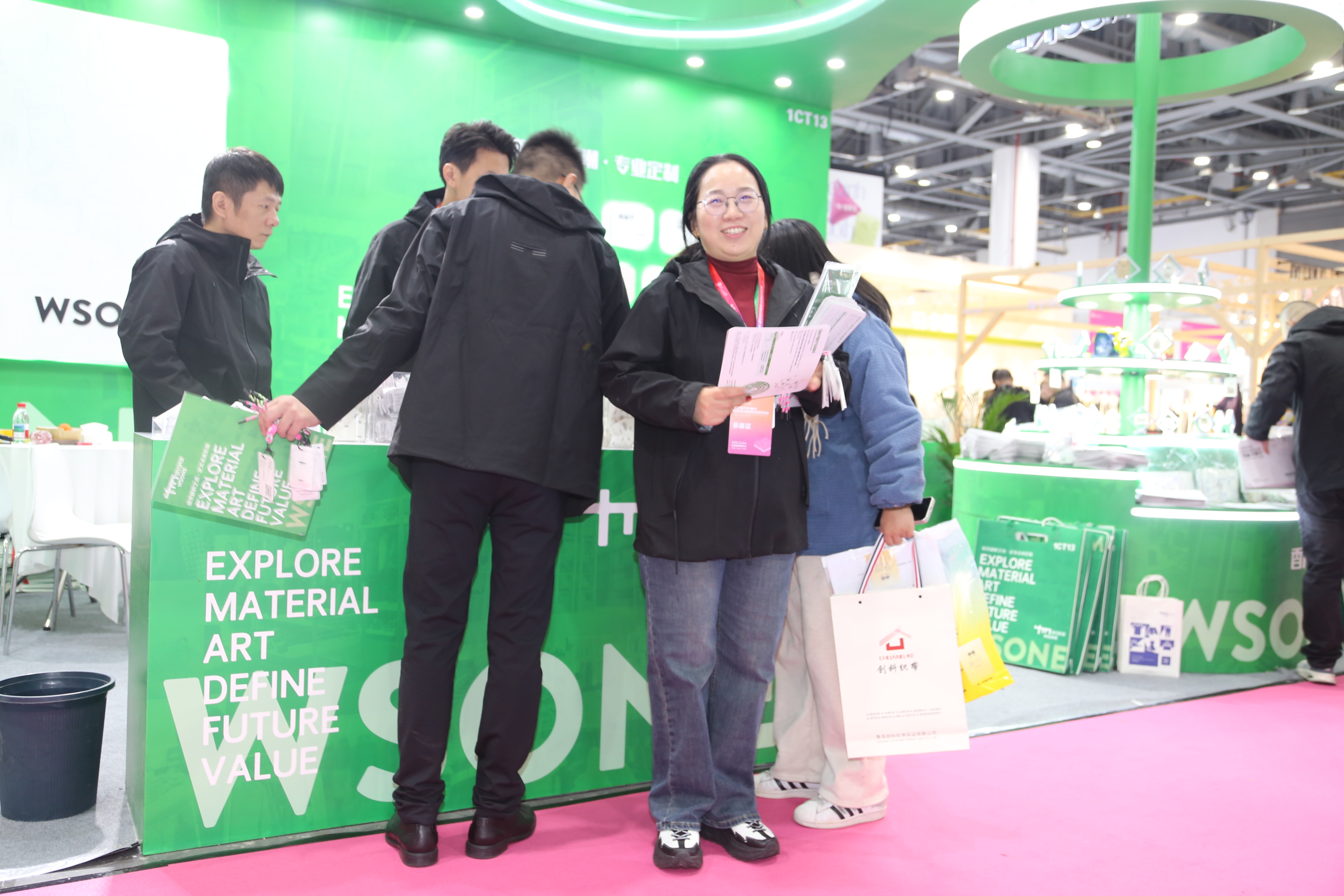 首日盛況，僅是華章序曲。超35000+專業觀眾的信任與選擇，為本屆博覽會寫下了輝煌的開篇。2025第35屆中國（杭州）國際紡織服裝供應鏈博覽會將繼續以開放的姿態、專業的服務，與全球紡織服裝同仁一道，于變局中開新局，于合作中贏未來。12月5-6日，更多精彩持續上演！我們期待在杭州國際博覽中心，與您繼續相約，共譜行業發展新篇章！