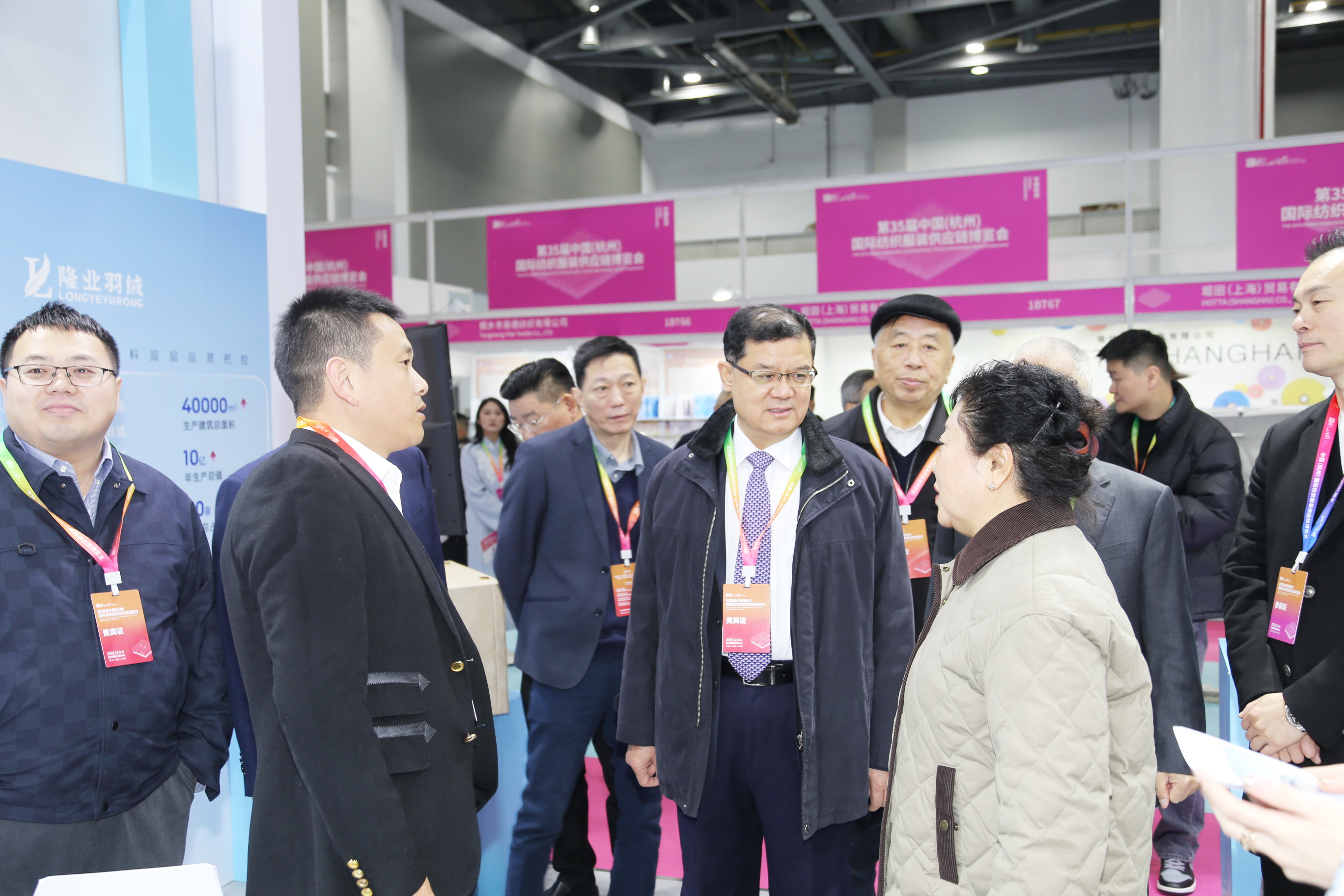 首日盛況，僅是華章序曲。超35000+專業觀眾的信任與選擇，為本屆博覽會寫下了輝煌的開篇。2025第35屆中國（杭州）國際紡織服裝供應鏈博覽會將繼續以開放的姿態、專業的服務，與全球紡織服裝同仁一道，于變局中開新局，于合作中贏未來。12月5-6日，更多精彩持續上演！我們期待在杭州國際博覽中心，與您繼續相約，共譜行業發展新篇章！