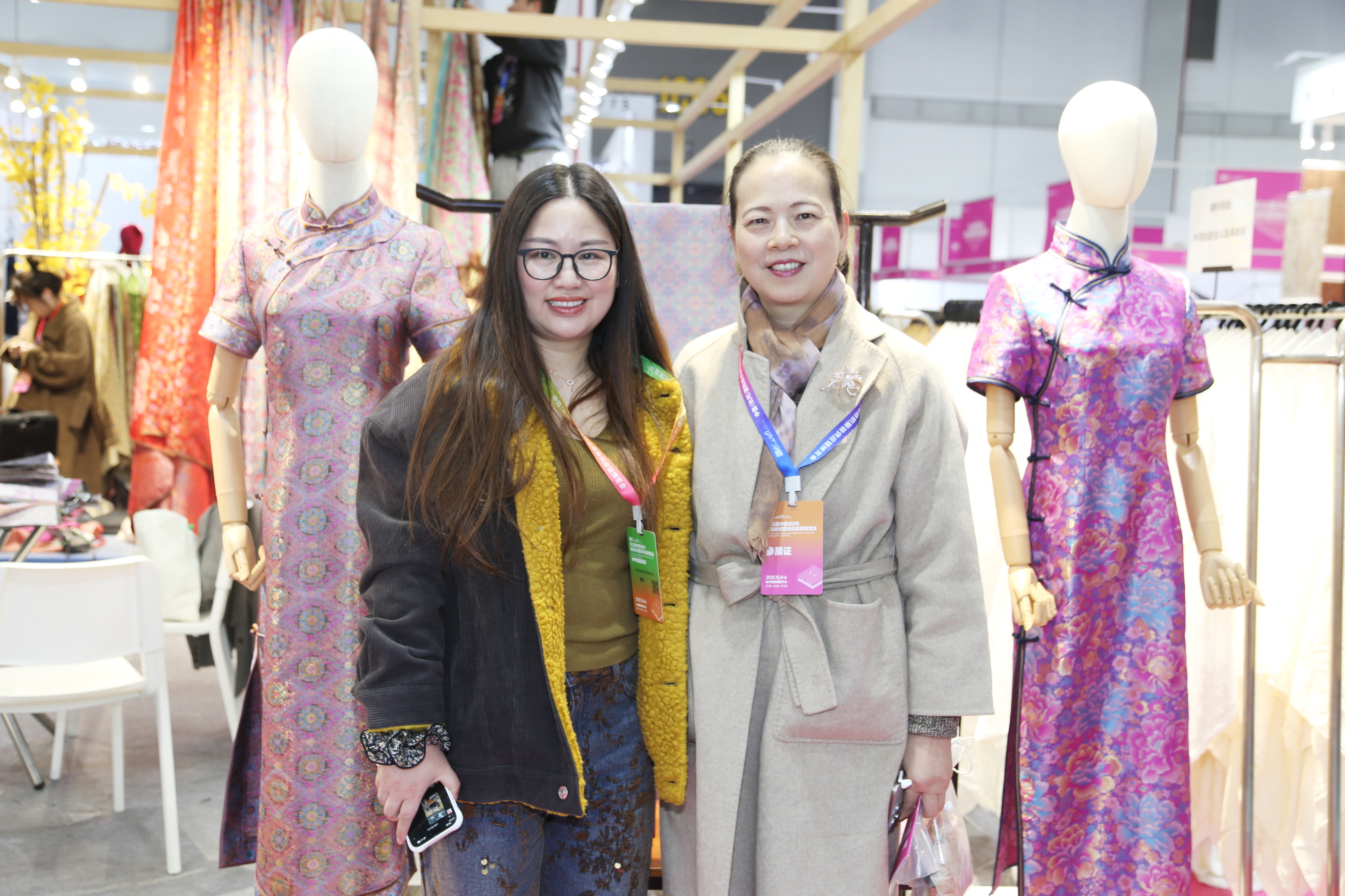 首日盛況，僅是華章序曲。超35000+專業觀眾的信任與選擇，為本屆博覽會寫下了輝煌的開篇。2025第35屆中國（杭州）國際紡織服裝供應鏈博覽會將繼續以開放的姿態、專業的服務，與全球紡織服裝同仁一道，于變局中開新局，于合作中贏未來。12月5-6日，更多精彩持續上演！我們期待在杭州國際博覽中心，與您繼續相約，共譜行業發展新篇章！