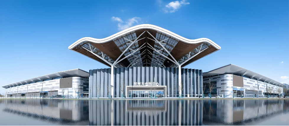 錢塘潮涌，時尚新生。2026杭州國際紡織服裝服飾博覽會，于&ldquo;中國女裝之都&rdquo;與&ldquo;全球電商之都&rdquo;的雙重賦能下，盛大啟幕。    這里，是時尚美學的產業沃土。杭州坐擁1,200余個自主品牌與2,300多家女裝企業，在全國一類商場的品牌占有率高達60%。  以江南布衣、伊芙麗等為代表的領軍品牌，構筑起從設計到制造的全品類矩陣。    這里，是數字貿易的活力引擎。作為數字經濟高地，杭州匯聚超10萬家服裝相關企業。  500多家跨境電商企業年交易額達1,740億元，78%的直播電商滲透率更讓這里成為流量與變現的中心。  聯動全省打造的 &ldquo;一小時&rdquo;供應鏈生態圈，依托智能工廠可實現 &ldquo;24小時極速返單&rdquo; 。  海量外貿企業借力 &ldquo;一帶一路&rdquo; ，推動出口年均增長8%，形成從研發到出海的全鏈條閉環。    本屆博覽會以 &ldquo;時尚賦能 &bull; 數智共生&rdquo; 為核心理念，匯聚全球產業優質資源。這不僅是杭州女裝美學與電商生態的集中展示，  更是浙江智造實力與外貿活力的全景窗口。    誠邀全球業界同仁共赴10月金秋之約，于錢塘江畔，共織產業新圖景，共享時代新機遇！  核心亮點：    一站式采購平臺： 覆蓋紗線、面料輔料、針織毛衫、服裝服飾全產業鏈。    數字化賦能： 展示智能設計、柔性制造、跨境電商、直播電商等全鏈條解決方案。    趨勢引領： 發布2027春夏色彩、面料及成衣趨勢，設立&ldquo;可持續時尚&rdquo;專題展區。    精準對接： 依托杭州服裝品牌優勢，電商與網紅經濟優勢，組織品牌商、制造商、電商平臺、網紅主播等多方精準匹配。